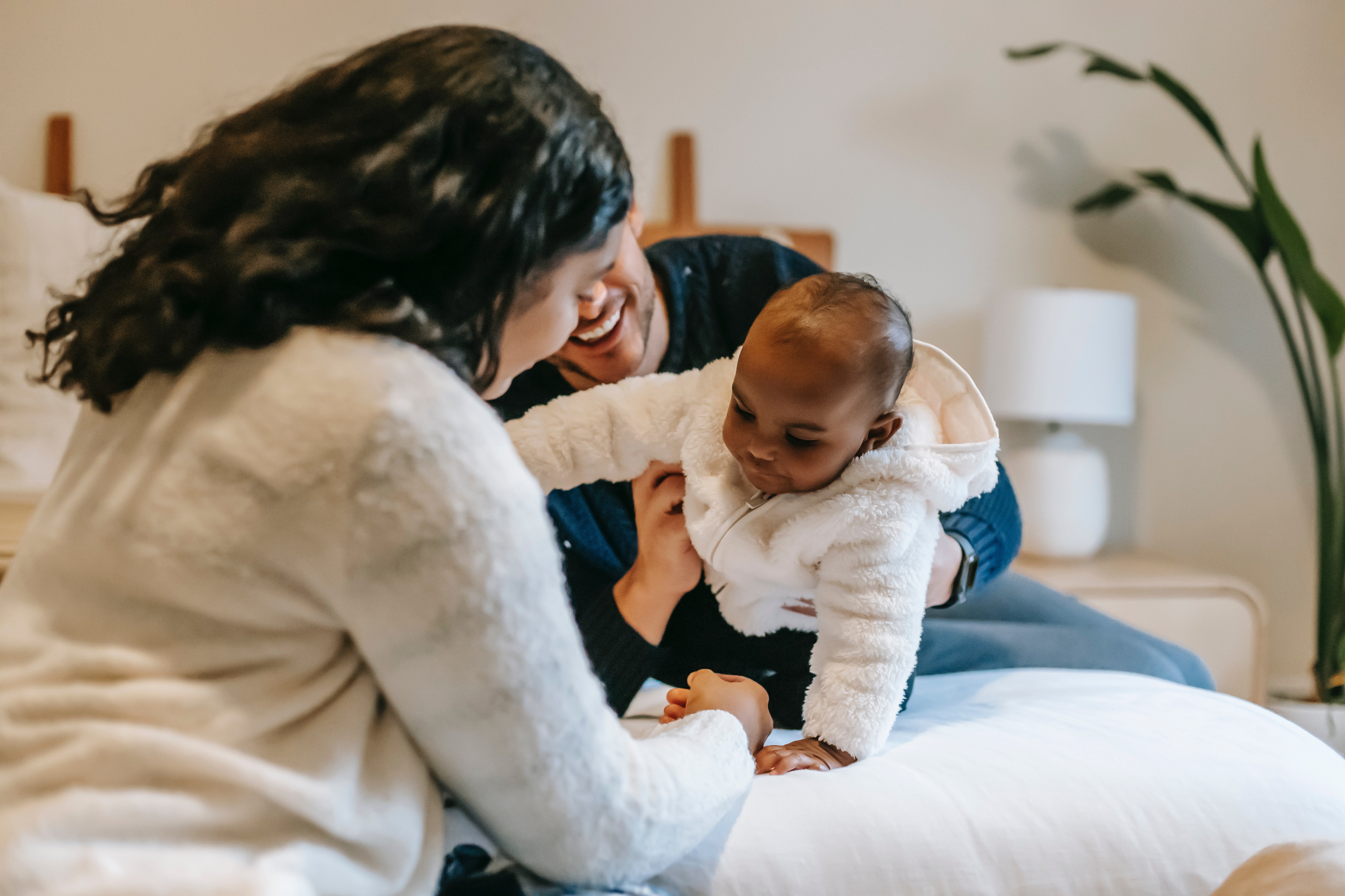 The difference between OP's husband and their baby's skin tone raised eyebrows | Photo: Pexels