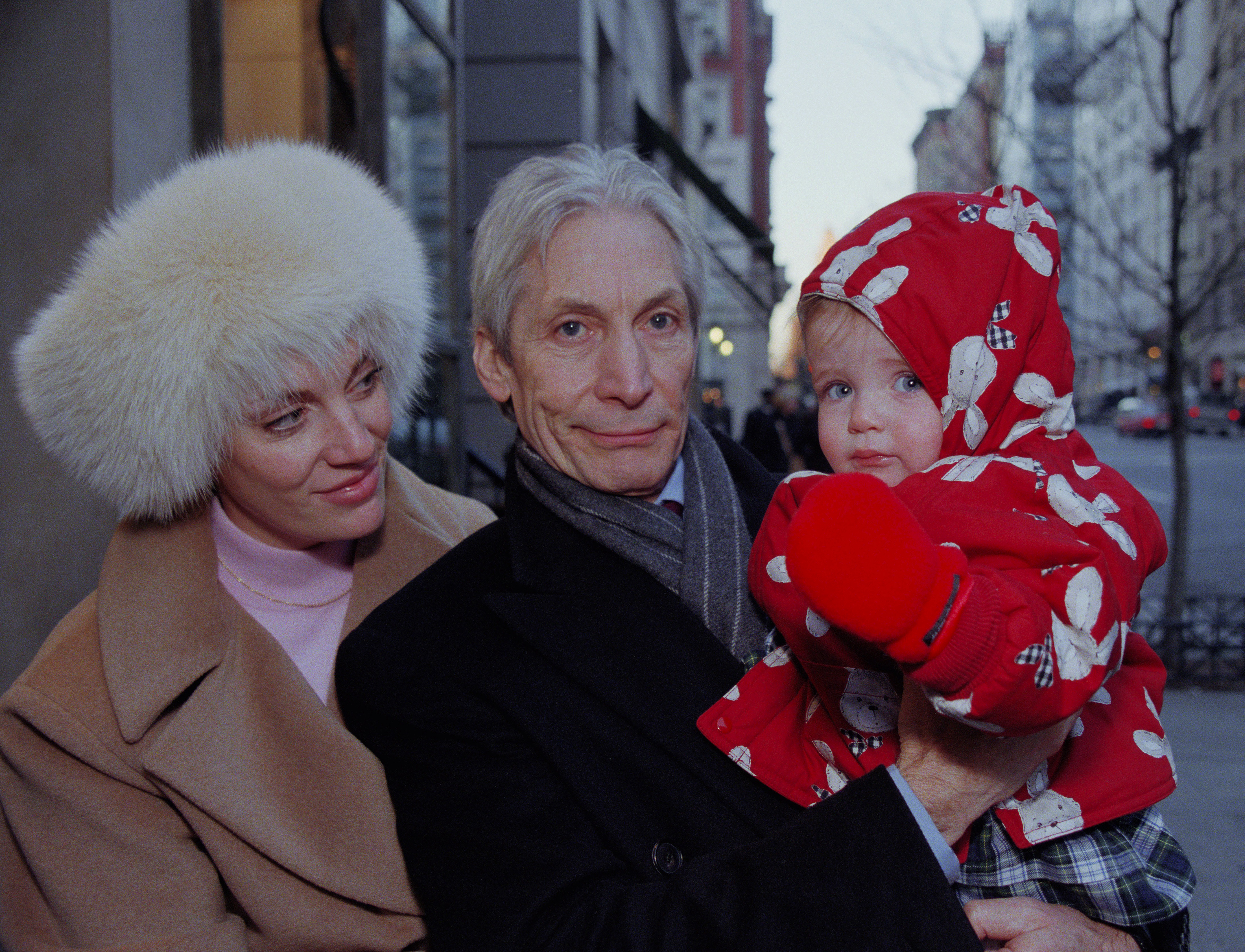 Seraphina Watts and her father Charlie carrying his granddaughter Charlotte on Madison Avenue on December 15, 1997, in New York City. | Source: Getty Images