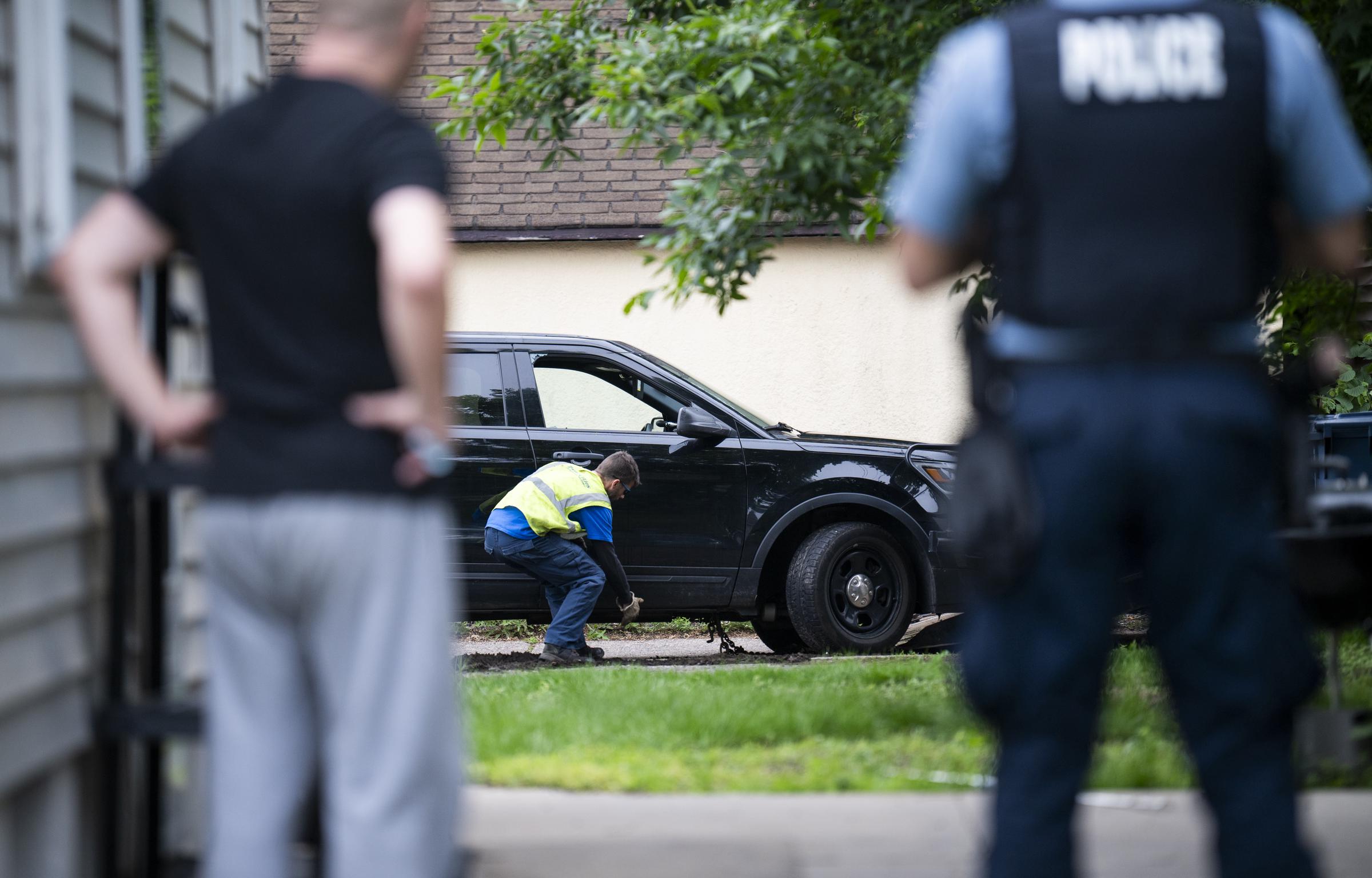 A vehicle belonging to Vance Boelter is towed from the alley behind his home on June 14, 2025 in Minneapolis, Minnesota | Source: Getty Images