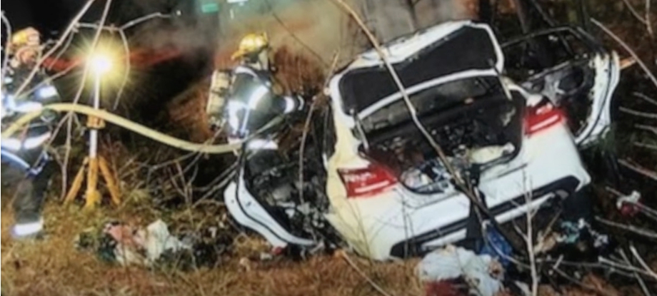 Foto del coche destrozado del que Sandy Ledbetter-Clarkson salvó a una madre y a sus hijos en abril de 2023 | Fuente: youtube.com/@WTVRCBS6