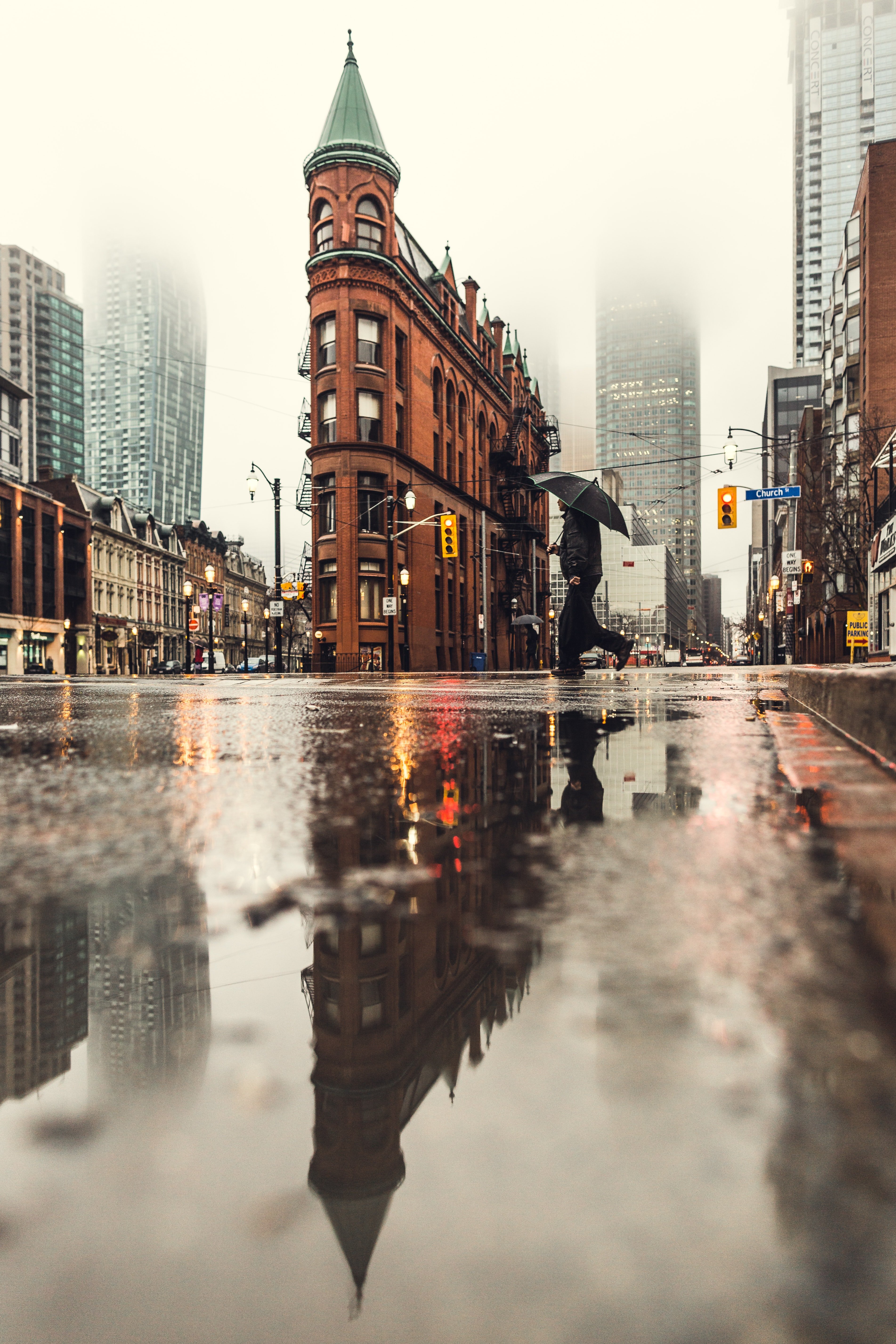 Man crossing the street in the rain | Source: Unsplash