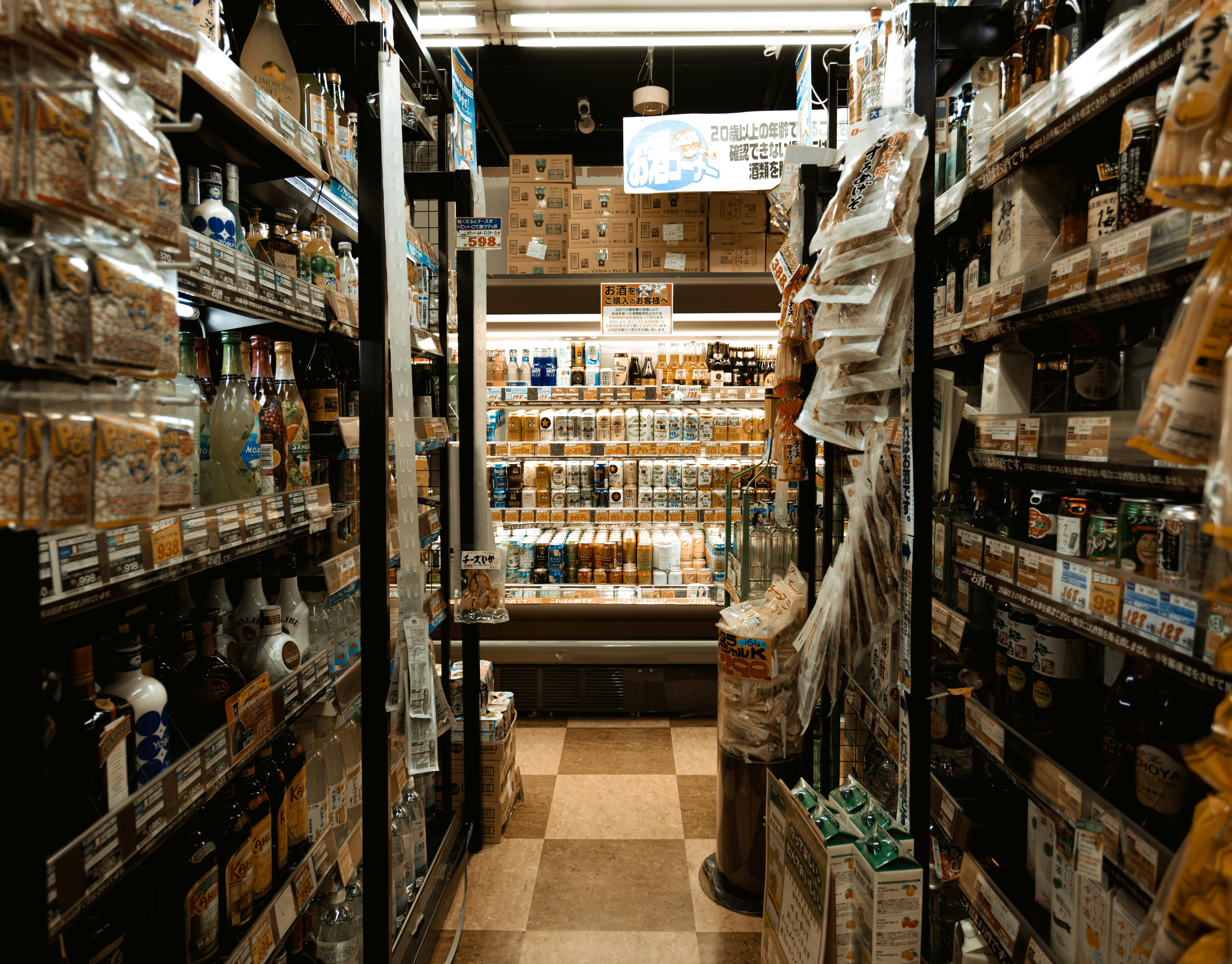 An aisle in a grocery store | Source: Pexels