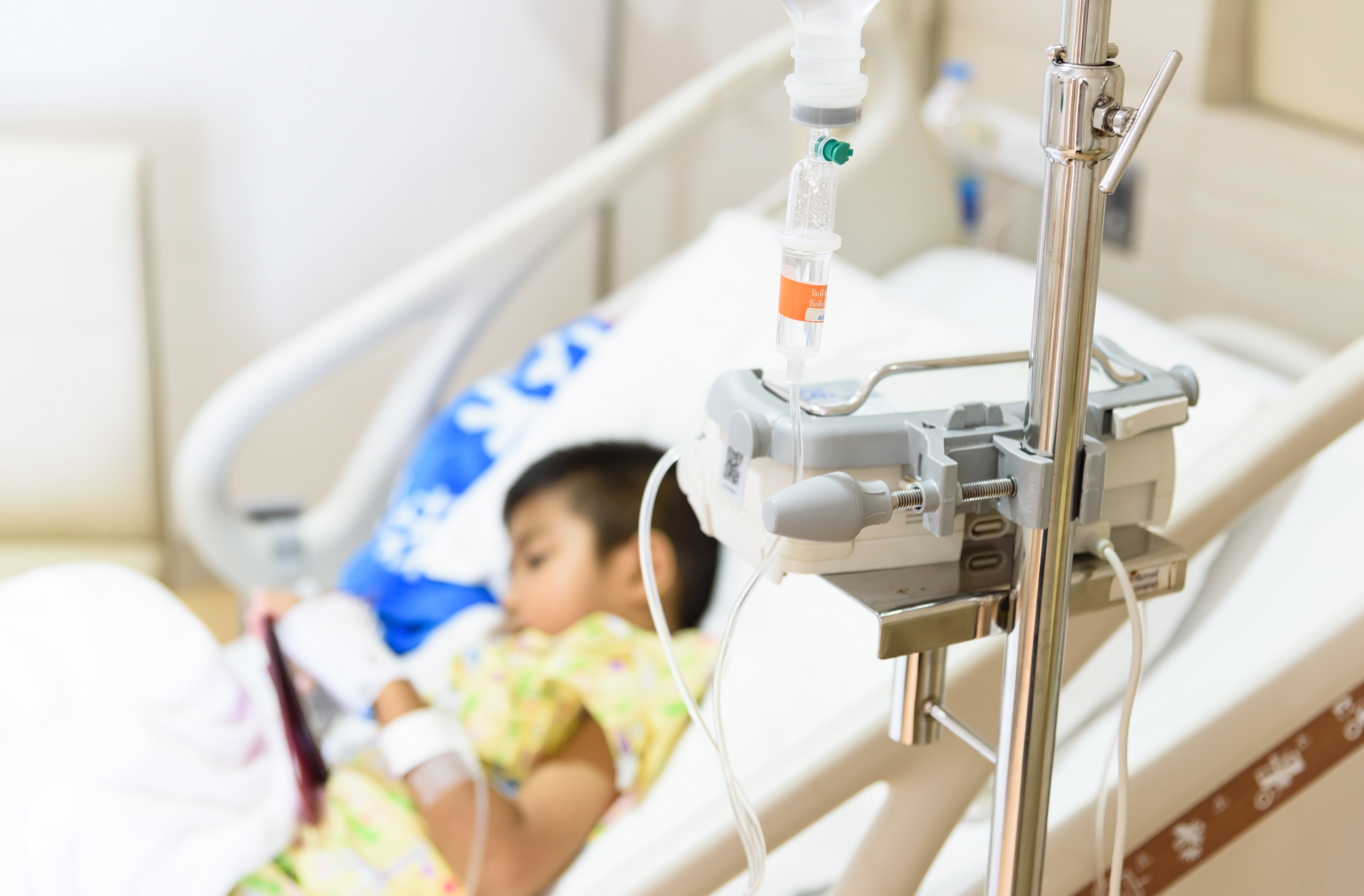 Un garçon malade qui dort sur un lit d'hôpital | Photo : Shutterstock Un garçon malade qui dort sur un lit d'hôpital | Photo : Shutterstock