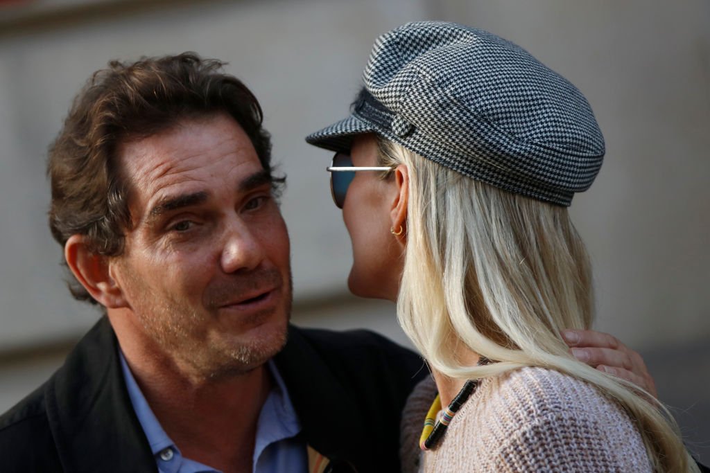 Sébastien Farran sort d'un rendez-vous avec leur avocat Ardavan Amir-Aslani à Paris, en France, le 17 octobre 2018. | Photo : Getty Images
