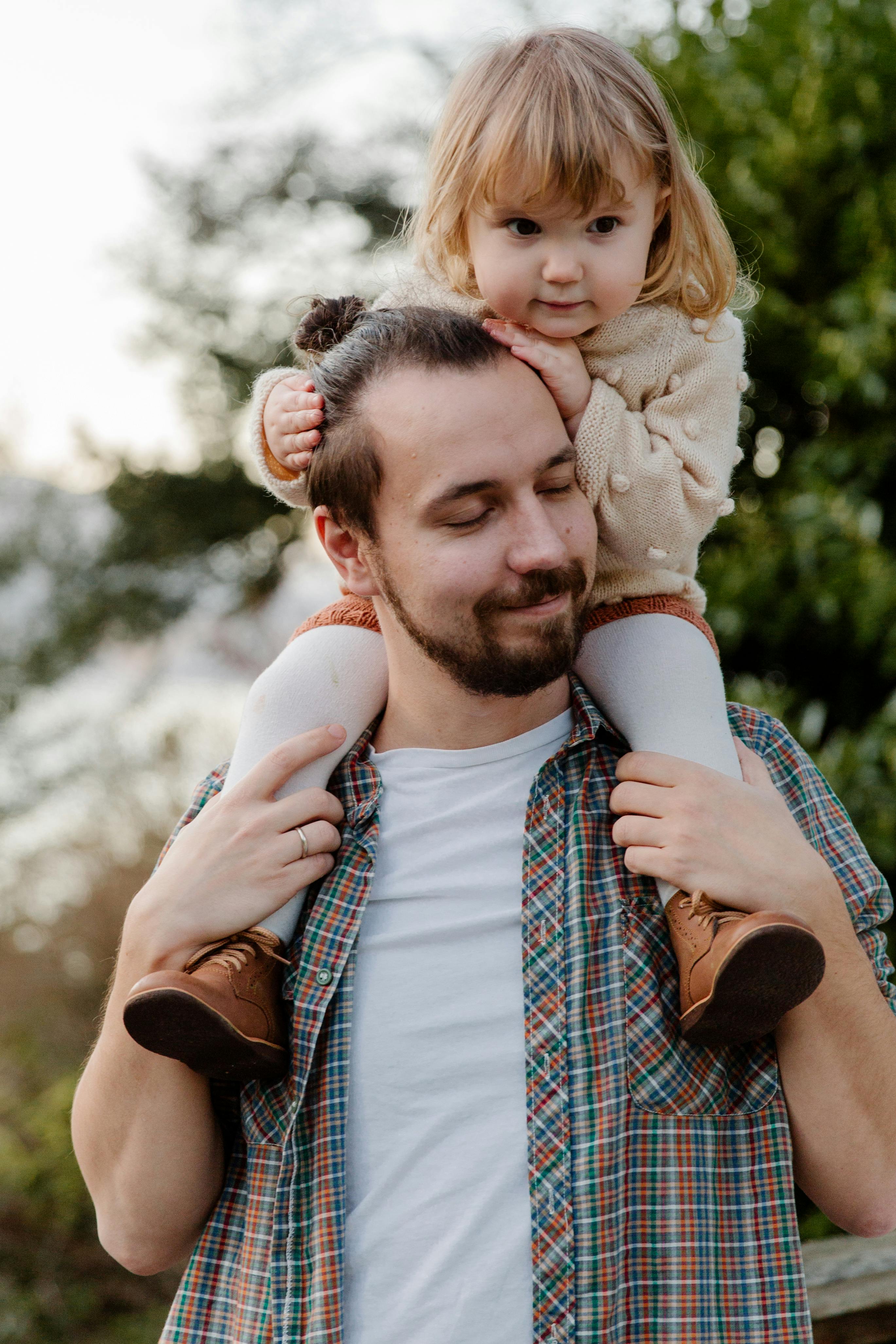 Daughter on her fathers shoulders | Source: Pexels