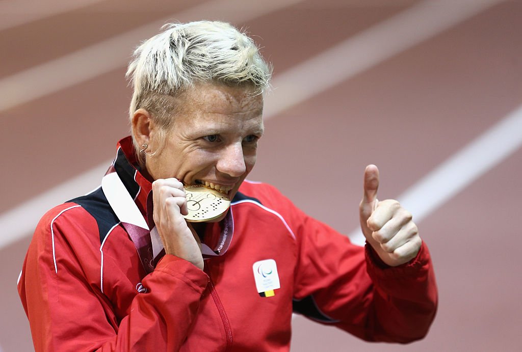 Marieke Vervoor célèbre sa médaille d'or lors de la séance du soir du dixième jour des Championnats du monde d'athlétisme du CIP au stade Suhaim Bin Hamad le 31 octobre 2015 à Doha, Qatar. | Photo : Getty Images Marieke Vervoor célèbre sa médaille d'or lors de la séance du soir du dixième jour des Championnats du monde d'athlétisme du CIP au stade Suhaim Bin Hamad le 31 octobre 2015 à Doha, Qatar. | Photo : Getty Images