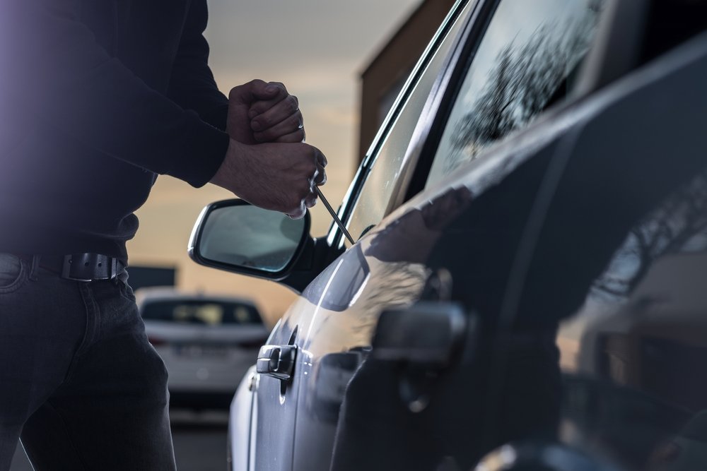 Someone trying to jack open a car door | Photo: Shutterstock