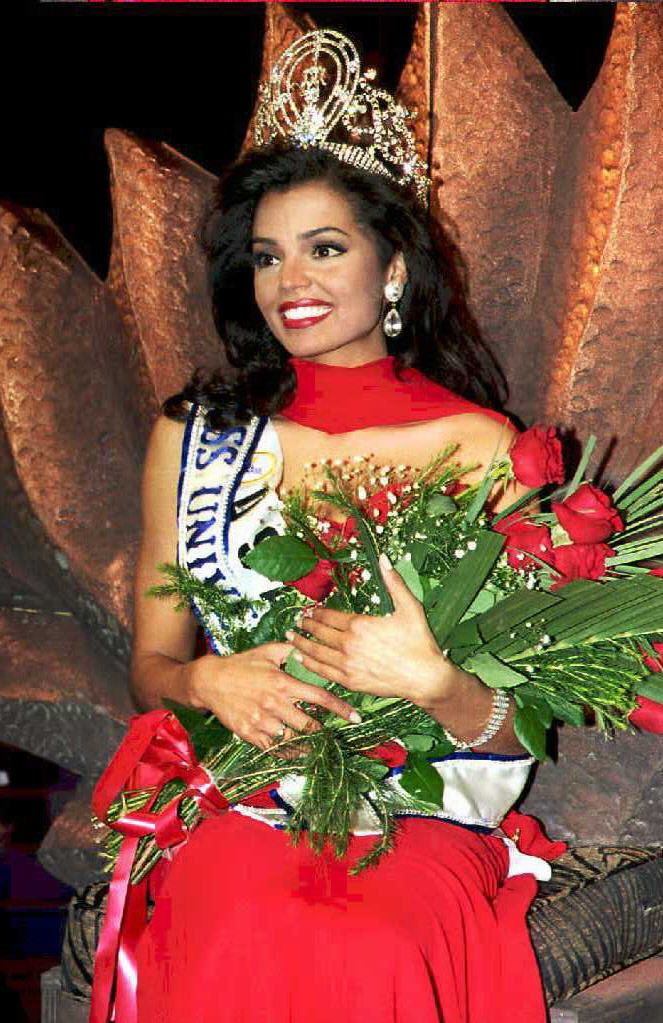 Chelsi Smith crowned the Miss Universe '95 in 1995 in Namibia | Source: Getty Images