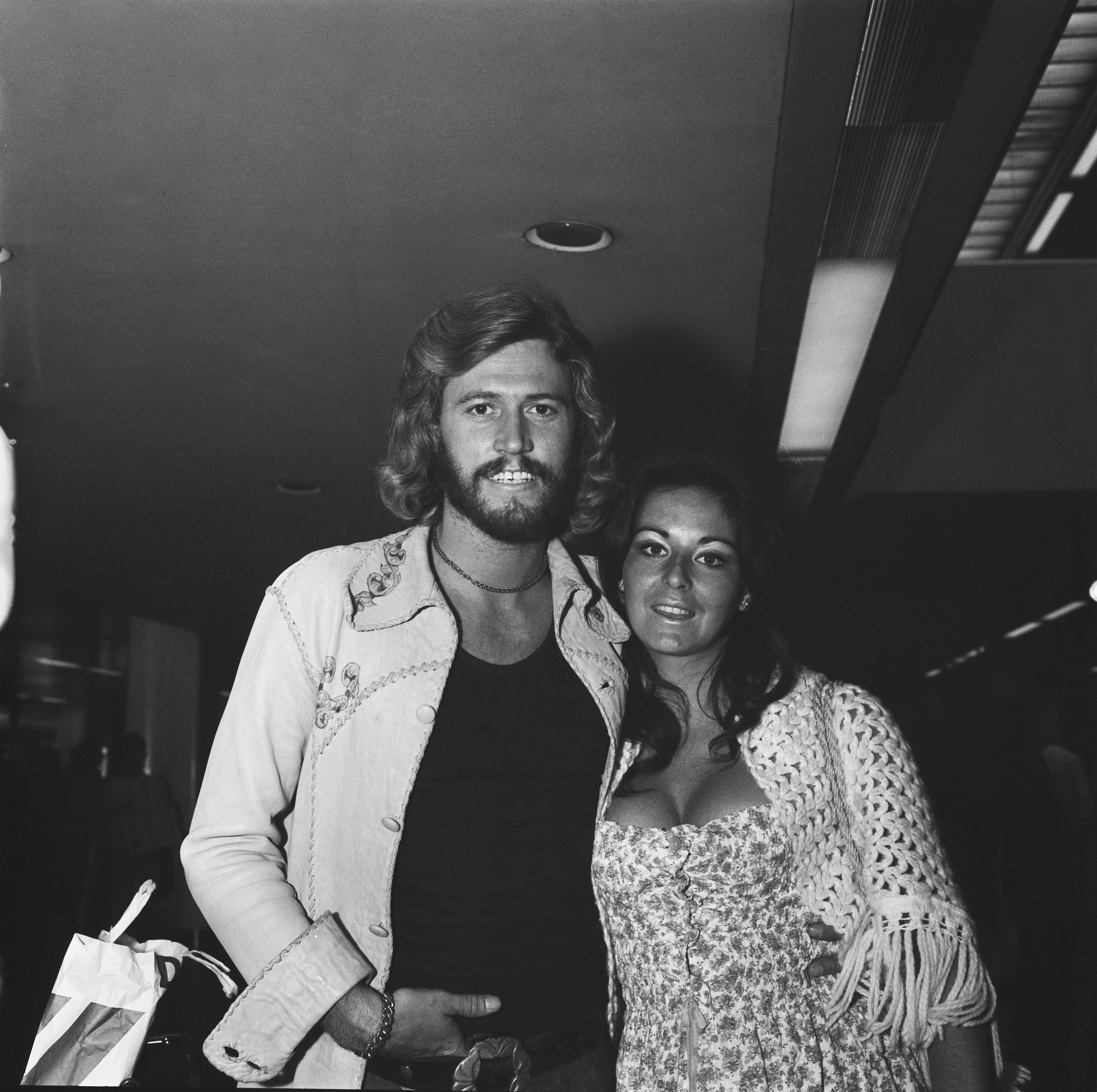Barry Gibb und Linda Gray in London 1973. | Quelle: Getty Images