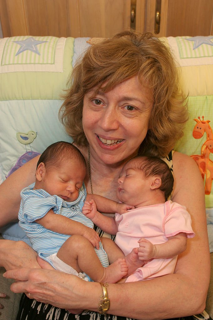 Lauren Cohen mit ihren Zwillingen Gregory und Giselle. | Quelle: Getty Images
