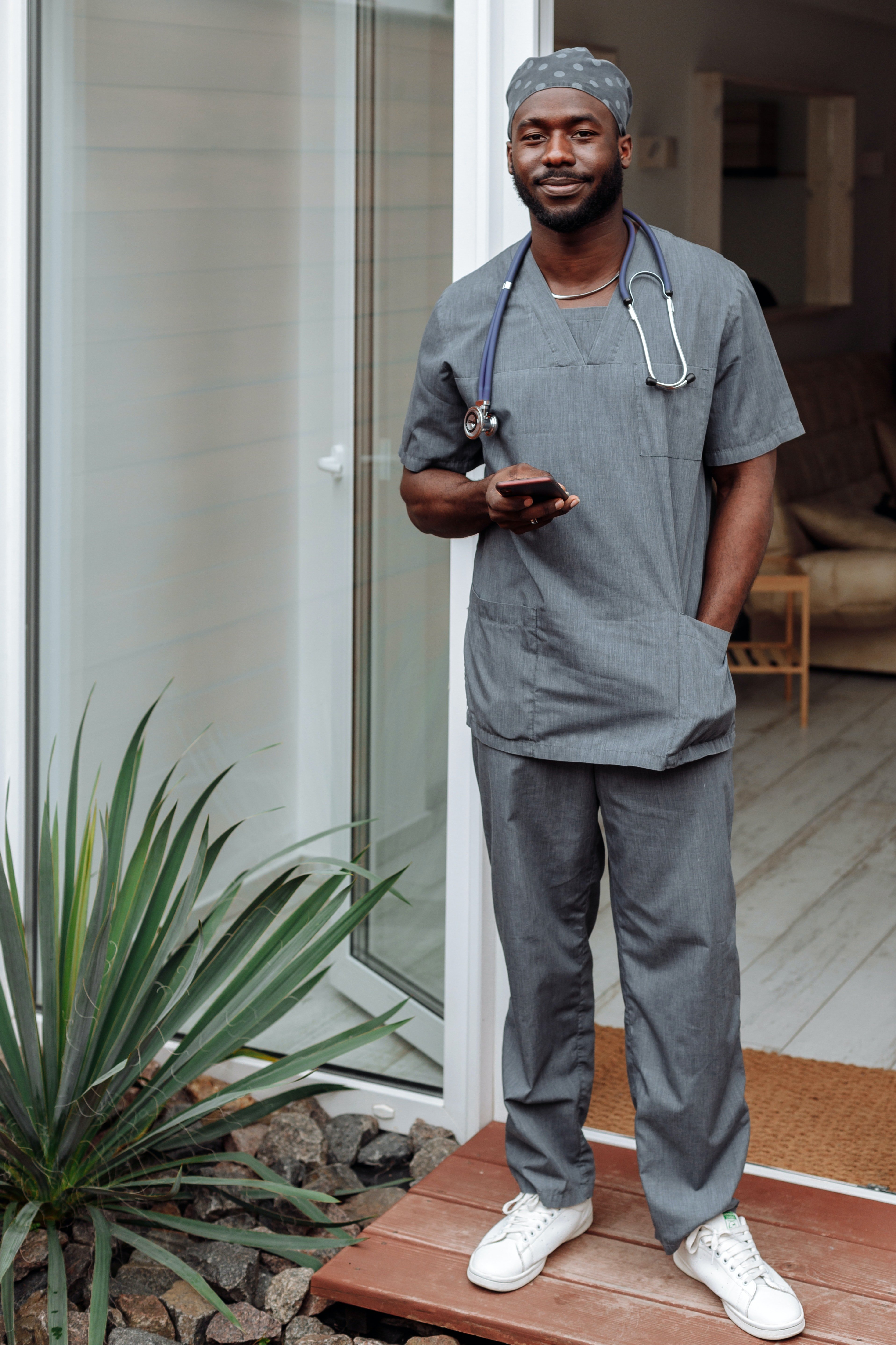 A doctor in grey uniform. | Photo: Pexels/Thirdman
