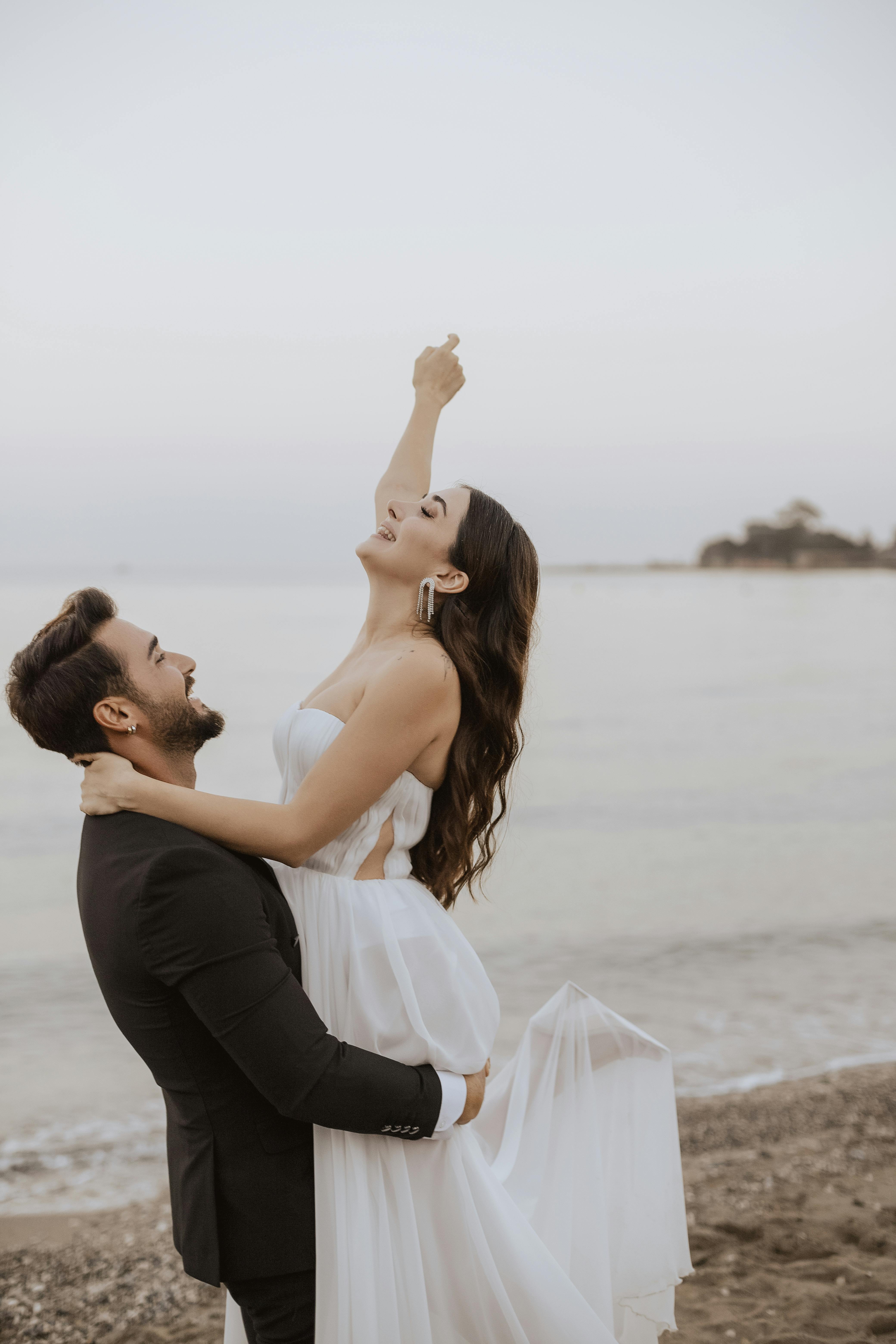 Happy newlyweds dancing | Source: Pexels