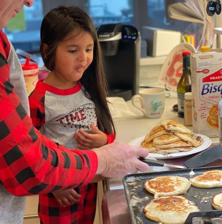 "Today" anchor, Hoda Kotb's daughter learning to cook in their home | Photo: Instagram/hodaandjenna
