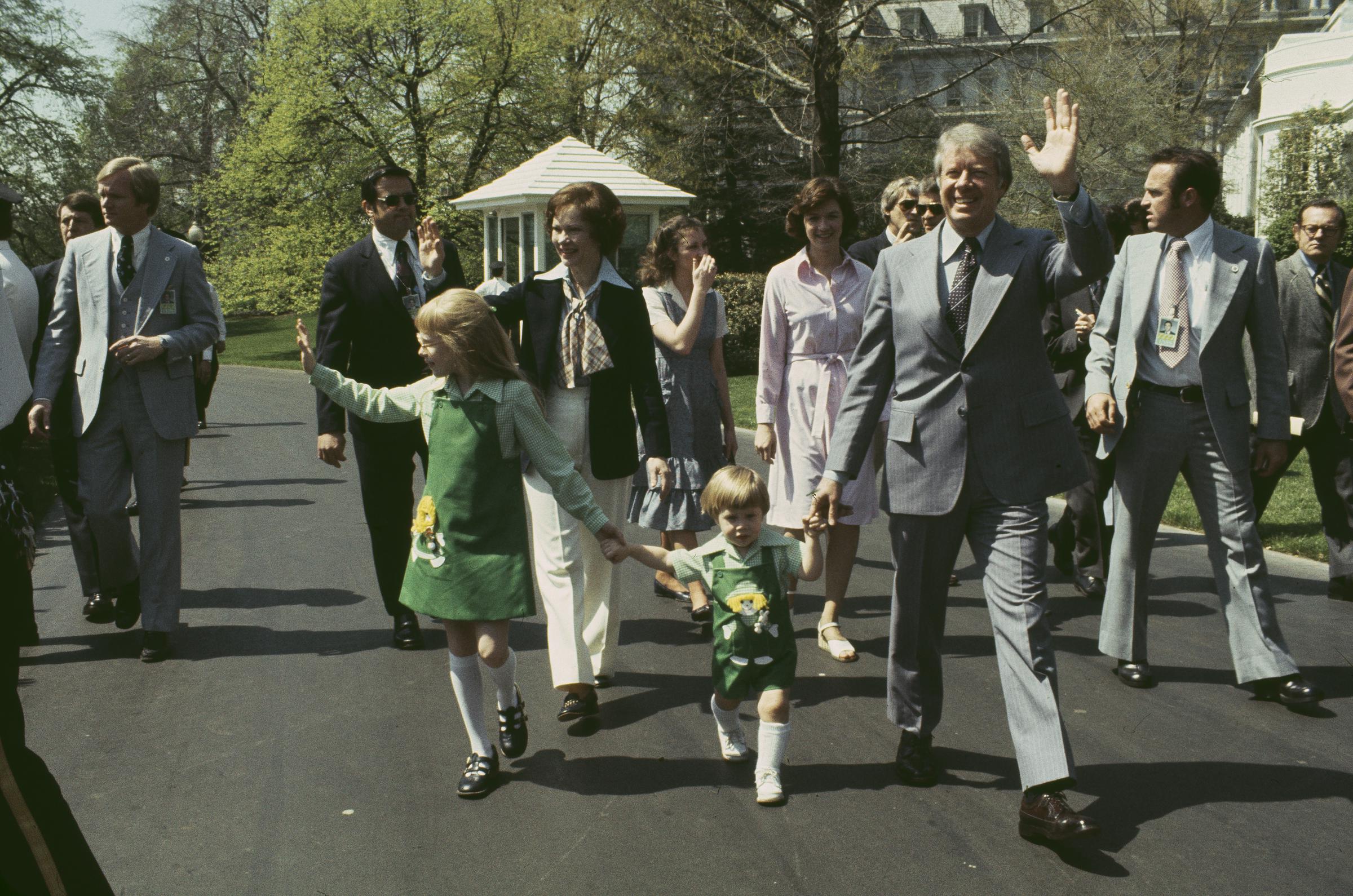 Jimmy Carter, his wife Rosalynn, daughter Amy and grandson Jason mingle with the crowds on the South Lawn of the White House on April 11, 1977 | Source: Getty Images