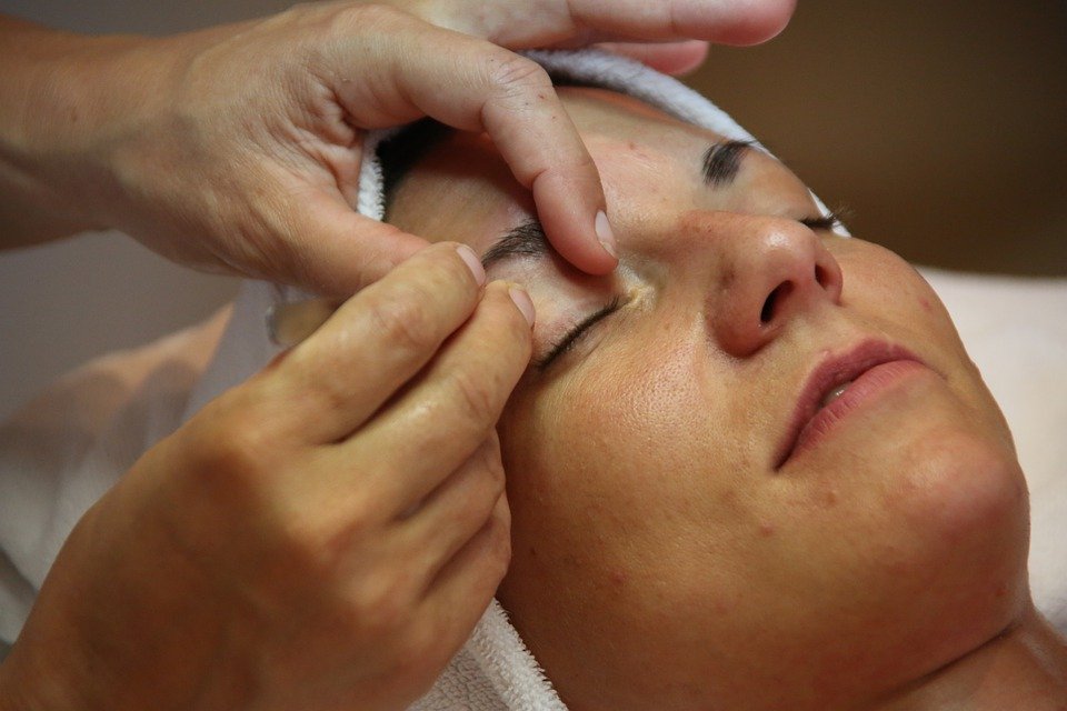 Extracción de Cejas. | Imagen: Max Pixel