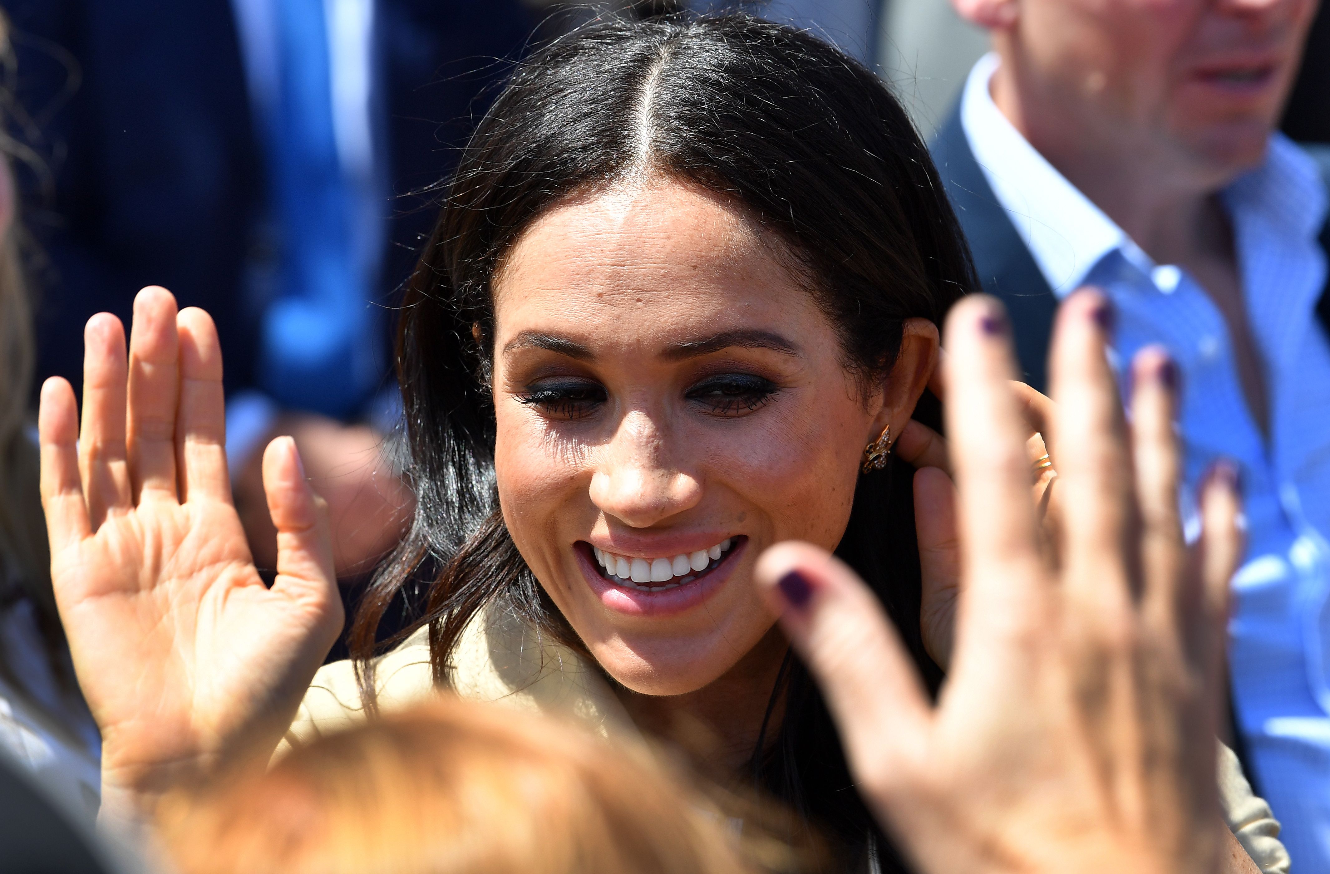 Meghan Markle smiles as she meets with people outside the Sydneys iconic Opera House on October 16, 2018 | Source: Getty Images 