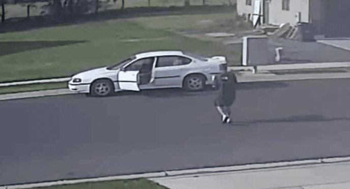 The porch pirate going back to his car, a white Sedan, carrying the stolen goods in the Hooper area, in Utah | Photo: Weber County Sheriff’s Office