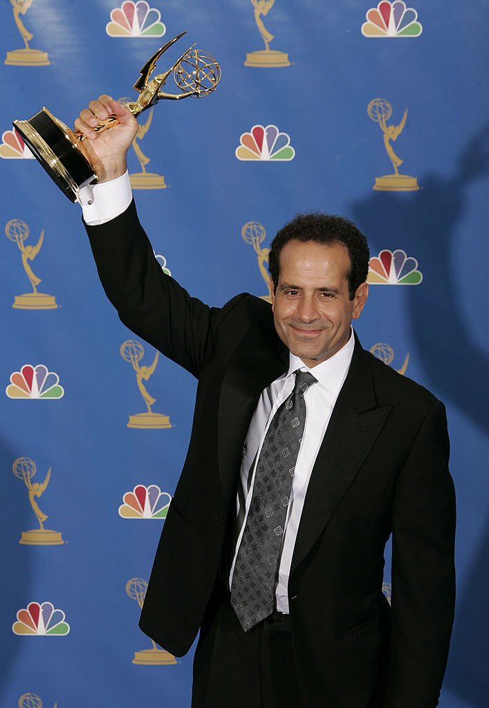 Tony Shalhoub détient son Emmy pour acteur principal de 'Monk'. | Photo : Getty Images