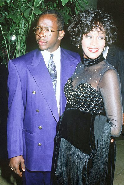 Whitney Houston et son mari, le chanteur Bobby Brown, vers 1992 | Photo : Getty Images