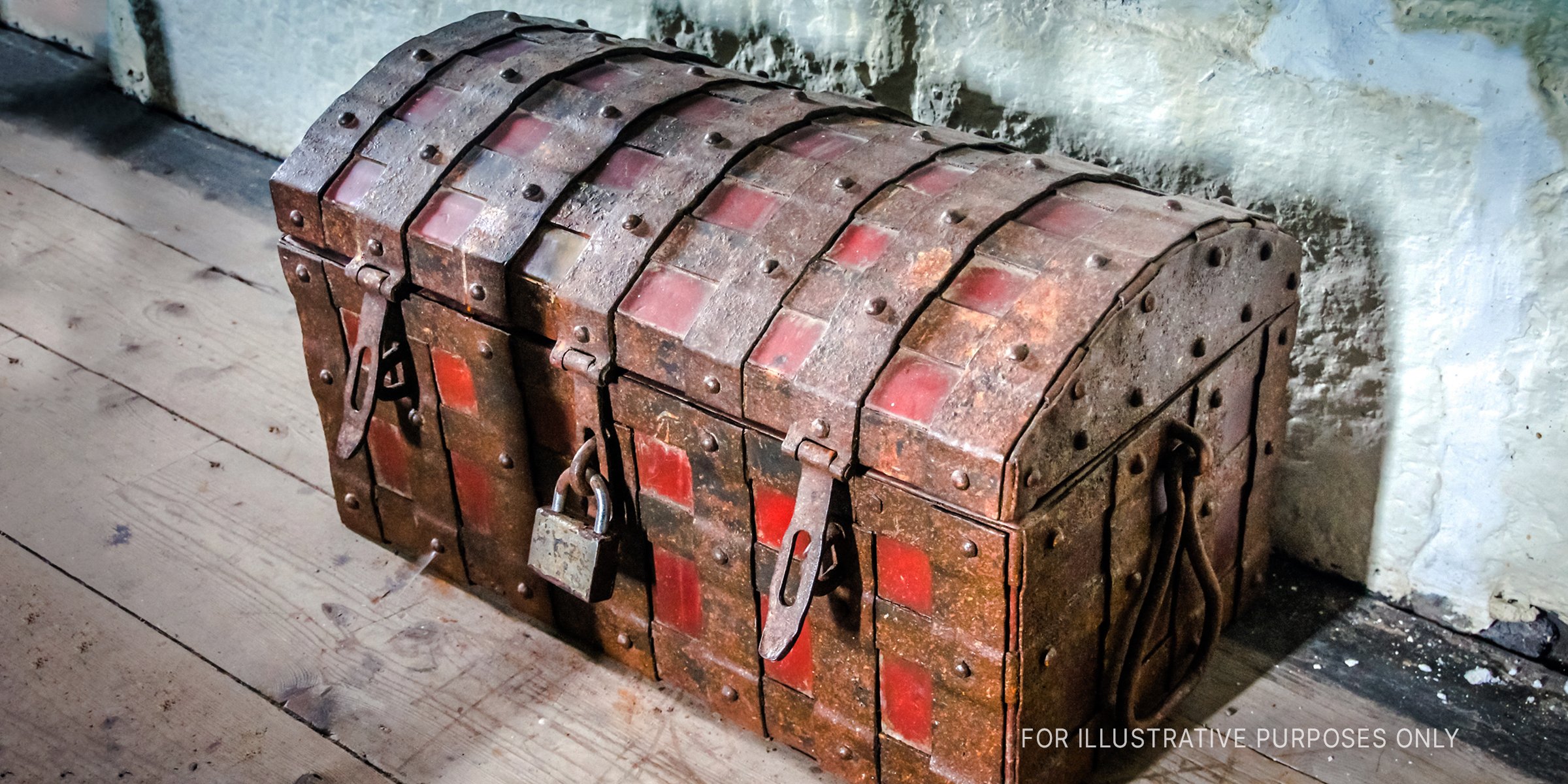 An old wooden chest on the floor | Source: Shutterstock