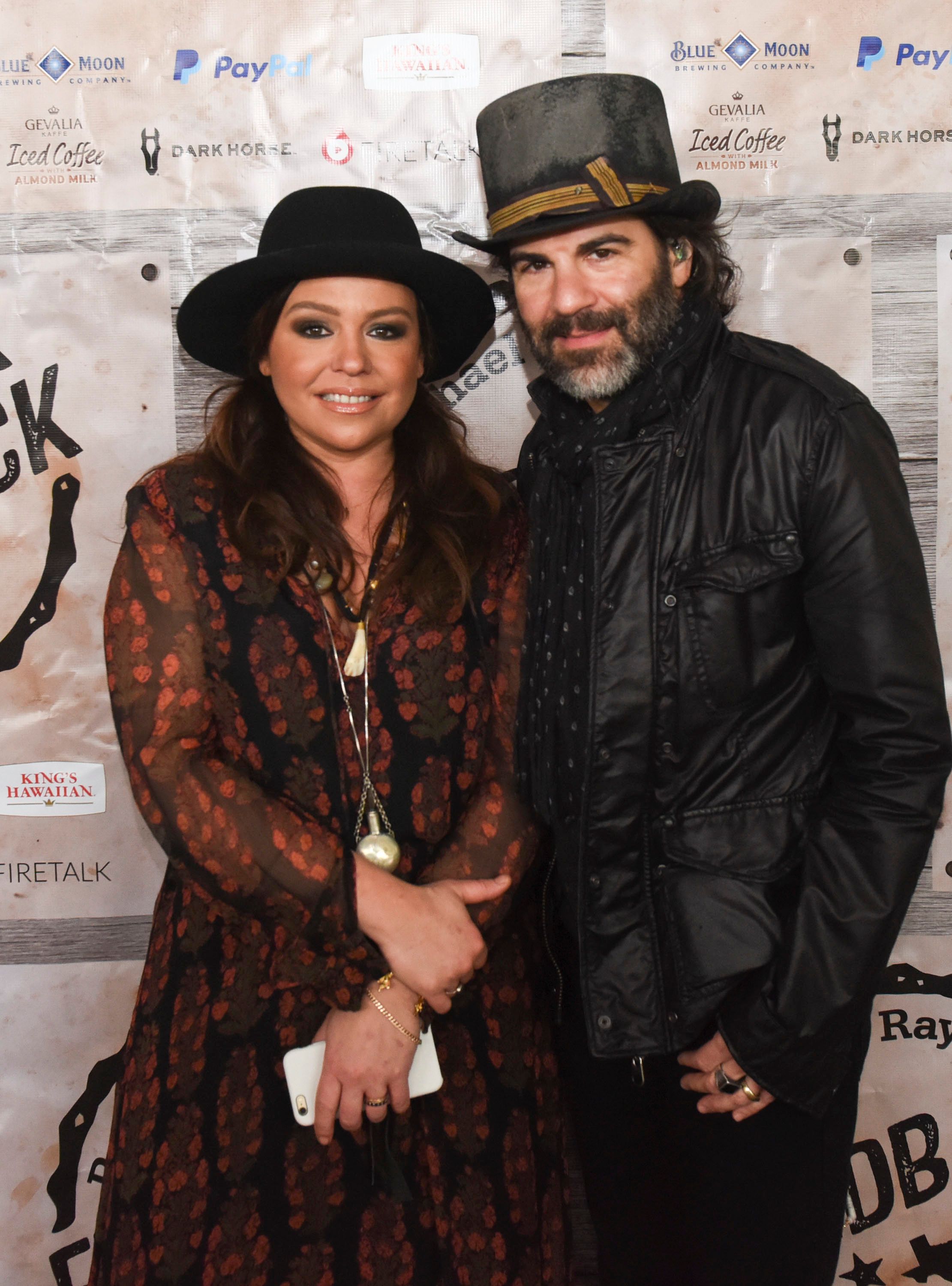 Rachael Ray y John Cusimano en Rachael Ray's Feedback House, el 21 de marzo de 2015 en Austin, Texas. | Foto: Getty Images