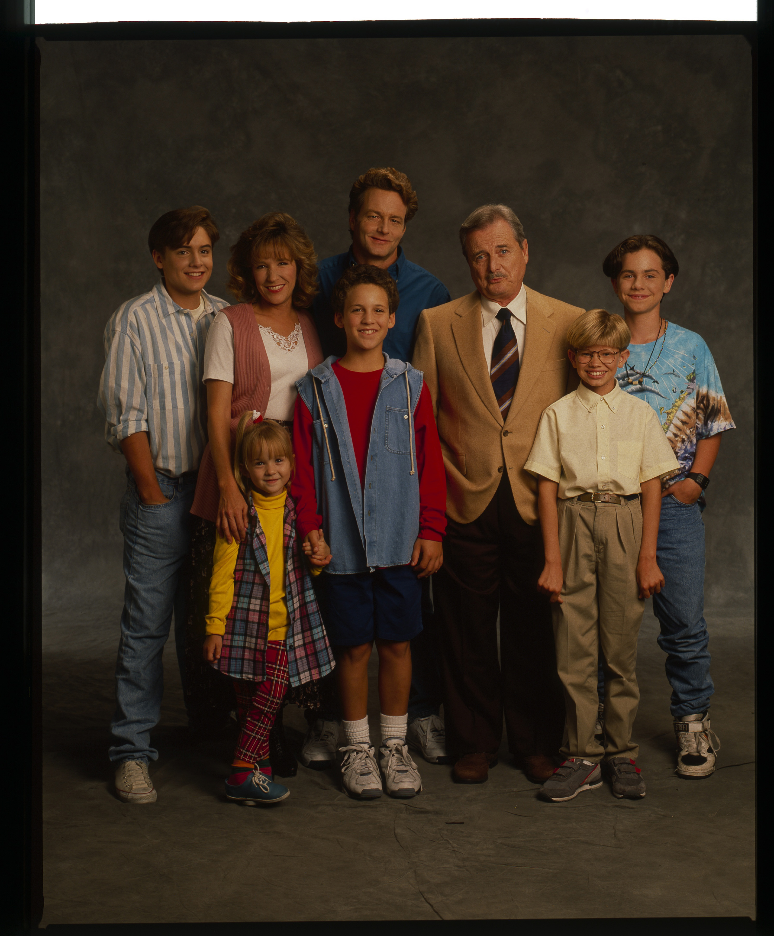 (L-R) Will Friedle, Betsy Randle, Lily Nicksay, Ben Savage, William Russ, William Daniels, Lee Norris, and Rider Strong on the set of "Boy Meets World," 1993 | Source: Getty Images