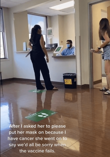 The anti-mask woman causing a scene as another patient watches | Photo: Tiktok.com/@hopey.pie