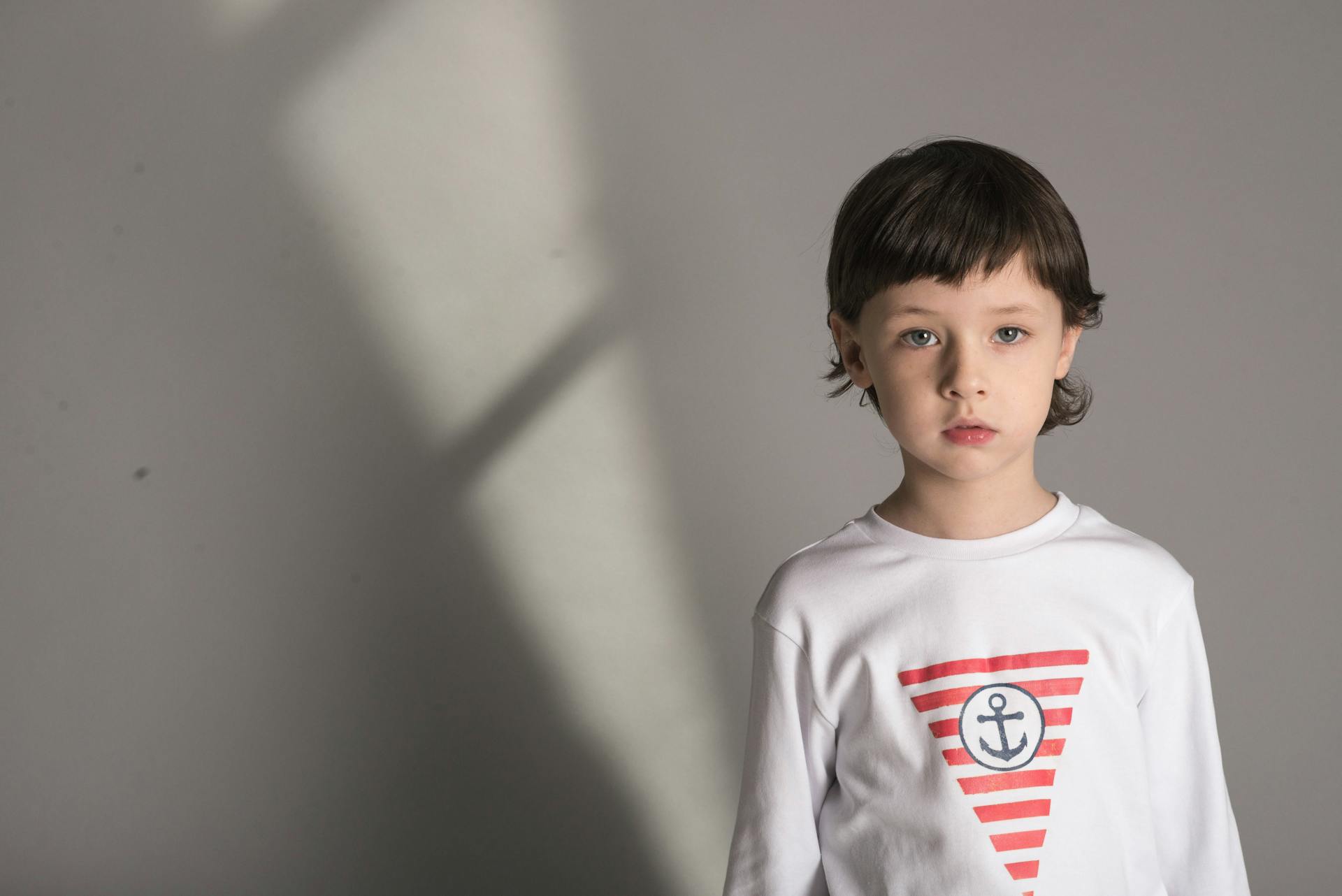 A little boy wearing a full sleeves white shirt | Source: Pexels