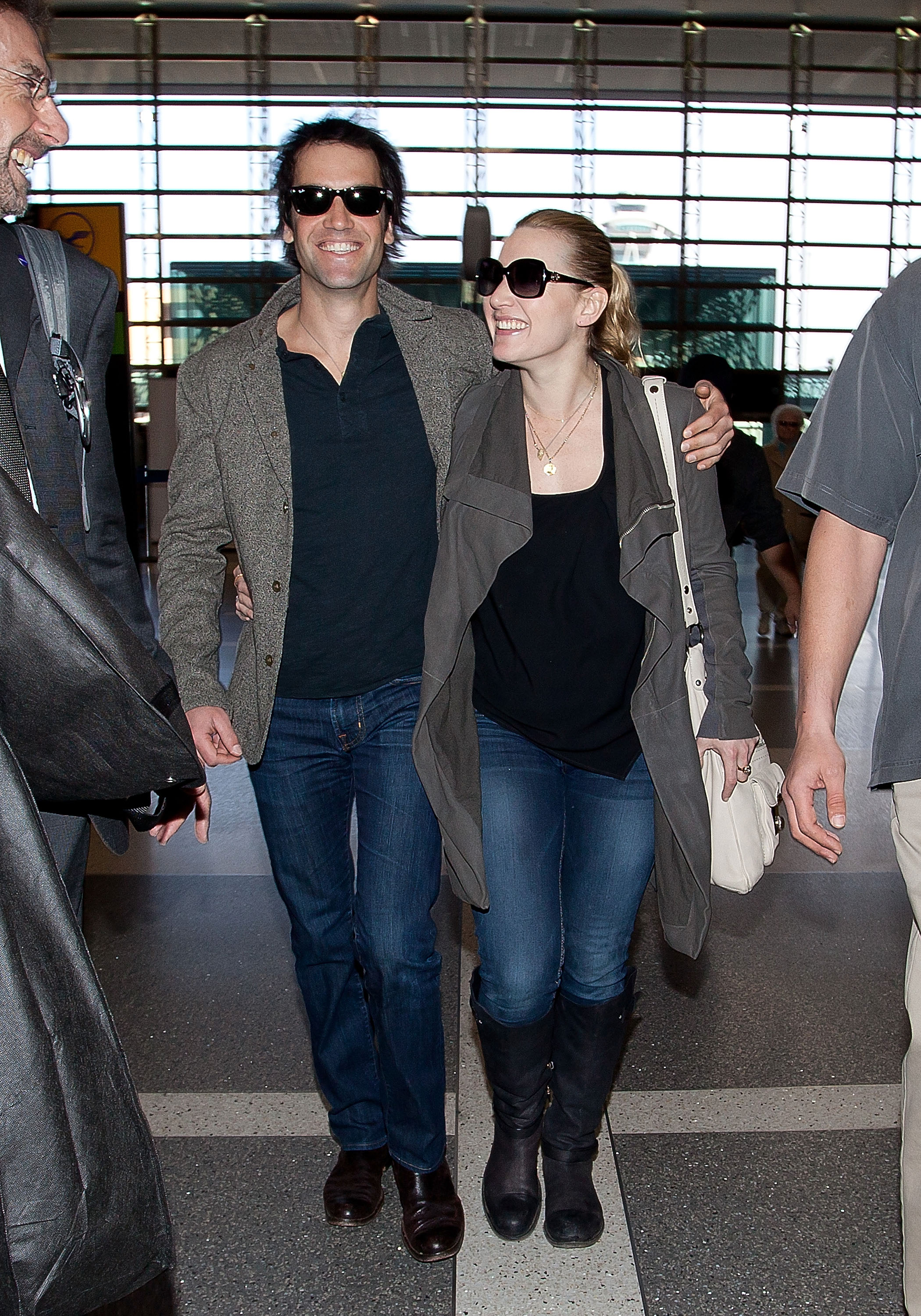 Kate Winslet und Ned Rocknroll sind am 16. Januar 2012 am Los Angeles International Airport in Los Angeles, Kalifornien, zu sehen. | Quelle: Getty Images