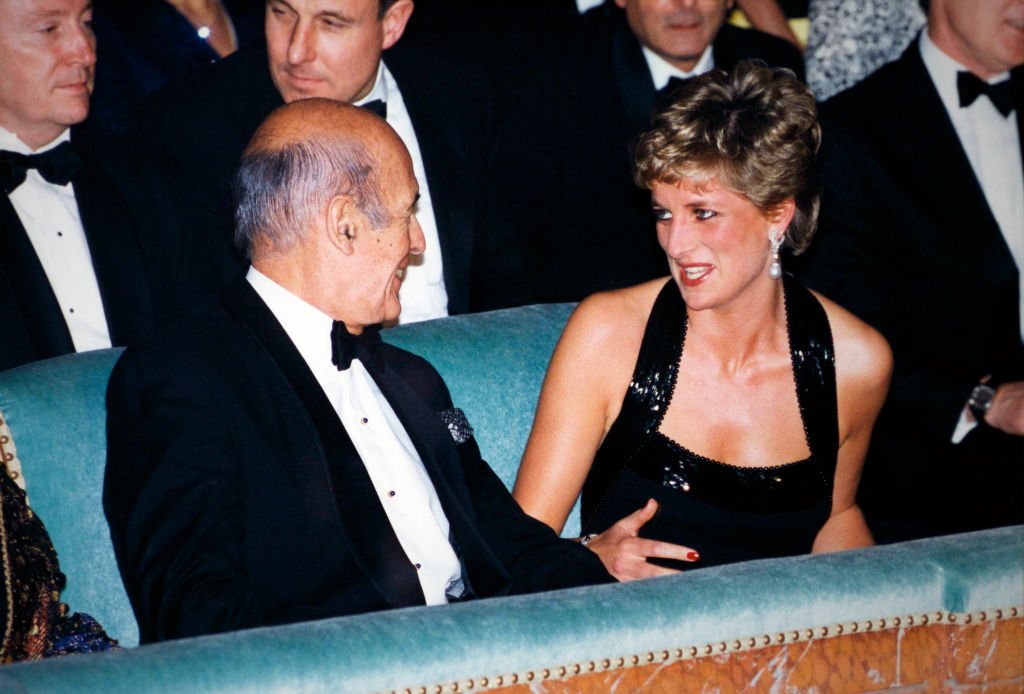 Valéry Giscard d’Estaing et Lady Diana, en 1994. | Photo : Getty Images