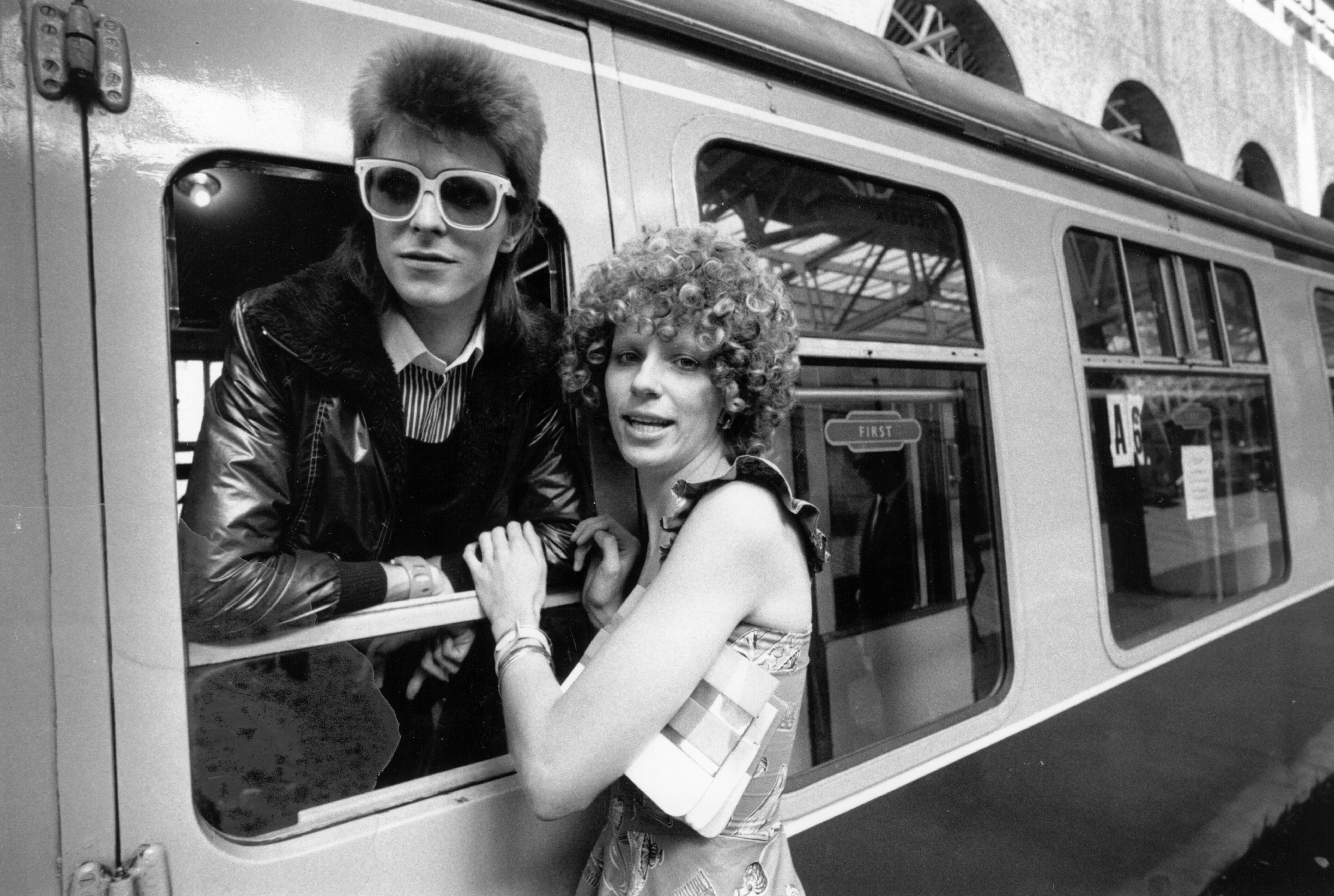 Pop singer David Bowie is seen off at the station by his wife Angie on July 9, 1973 | Source: Getty Images