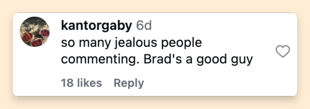 A netizen's comment about Brad Pitt’s recent outing in Greece | Source: Facebook/onediocom