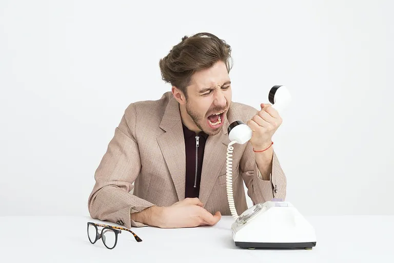 Un homme en colère criant au téléphone. | Photo : Pexels