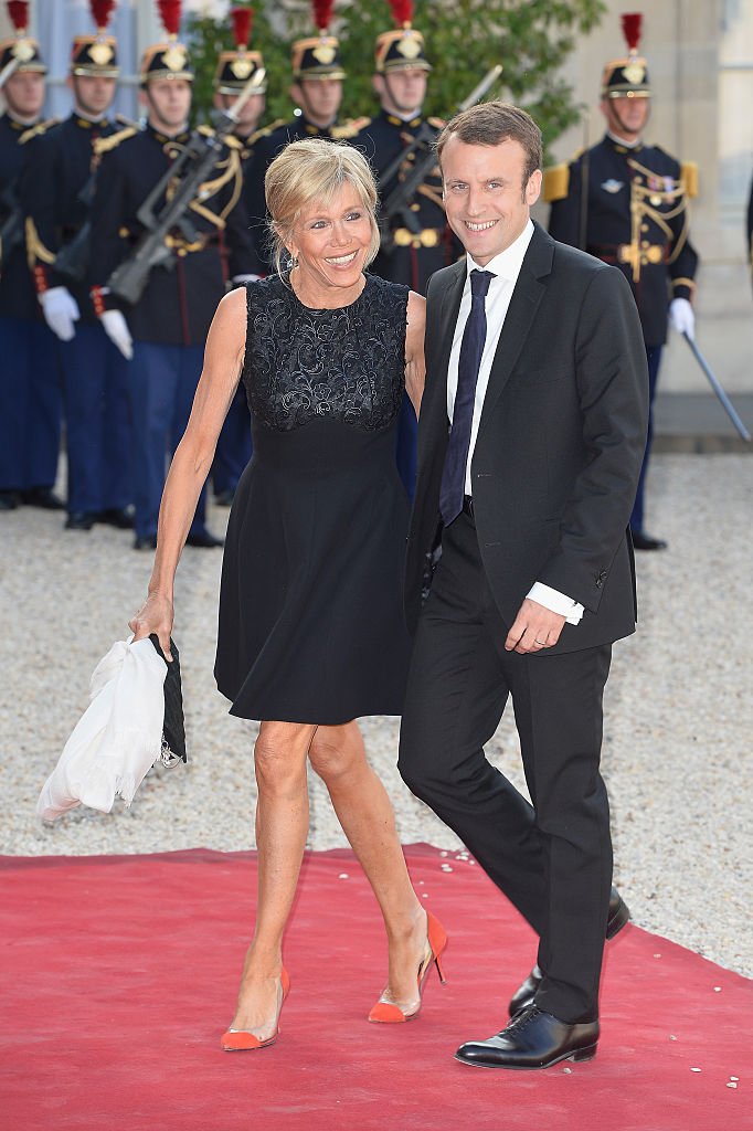Emmanuel Macron et son épouse Brigitte Trogneux arrivent pour le dîner d'État offert par le président français François Hollande à l'Élysée le 2 juin 2015 à Paris, France. | Photo : Getty Images