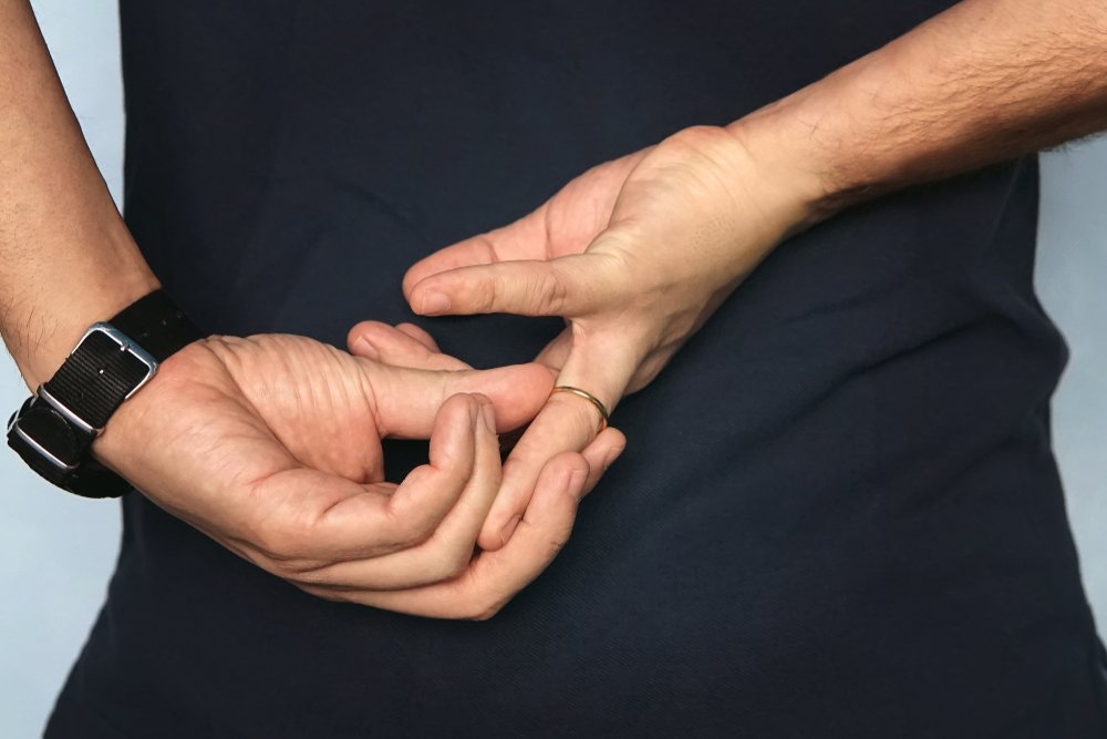 Hombre quitándose anillo de matrimonio. | Foto: Shutterstock Hombre quitándose anillo de matrimonio. | Foto: Shutterstock