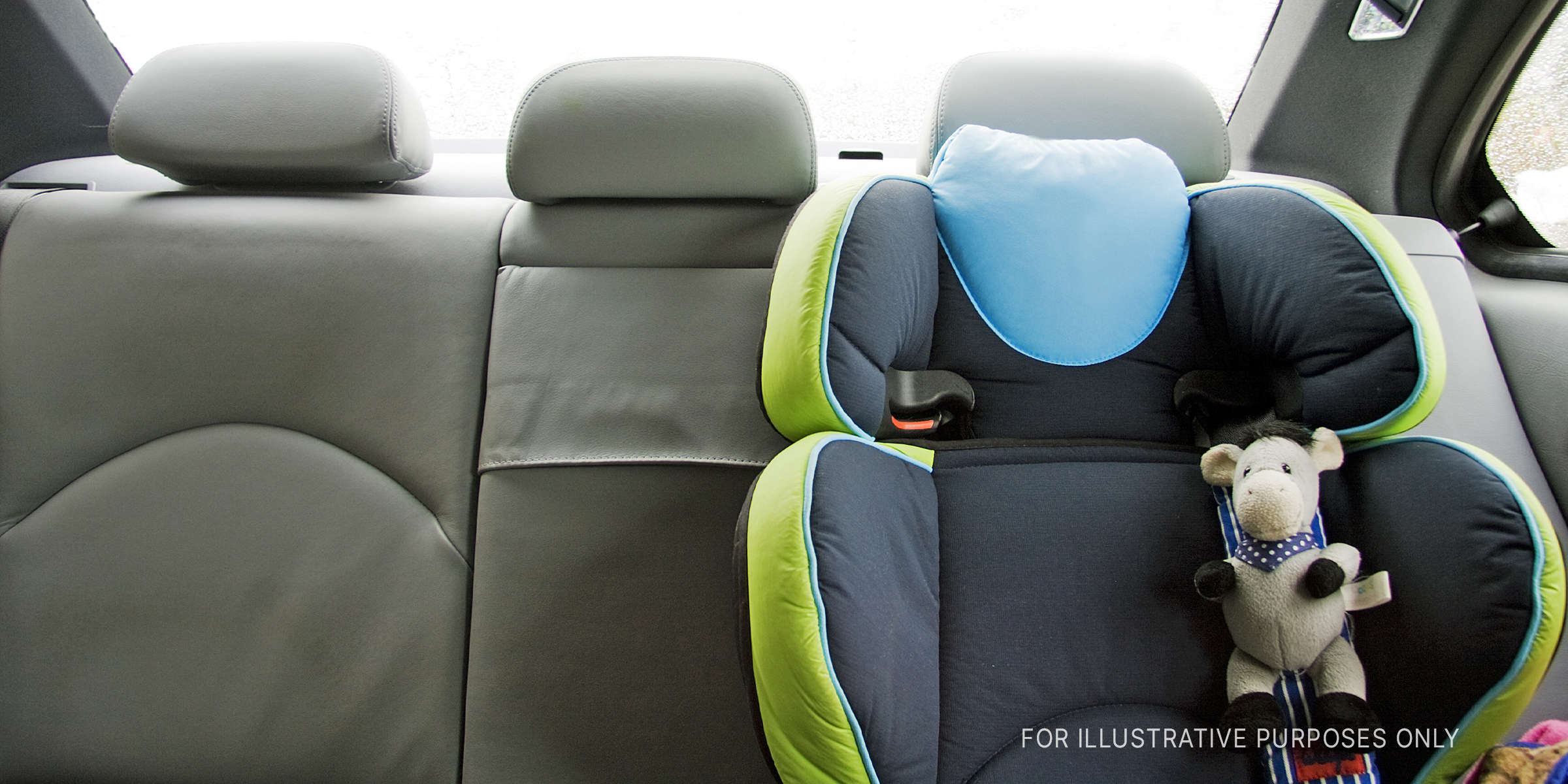 Empty child's car seat in back of car | Source: Shutterstock