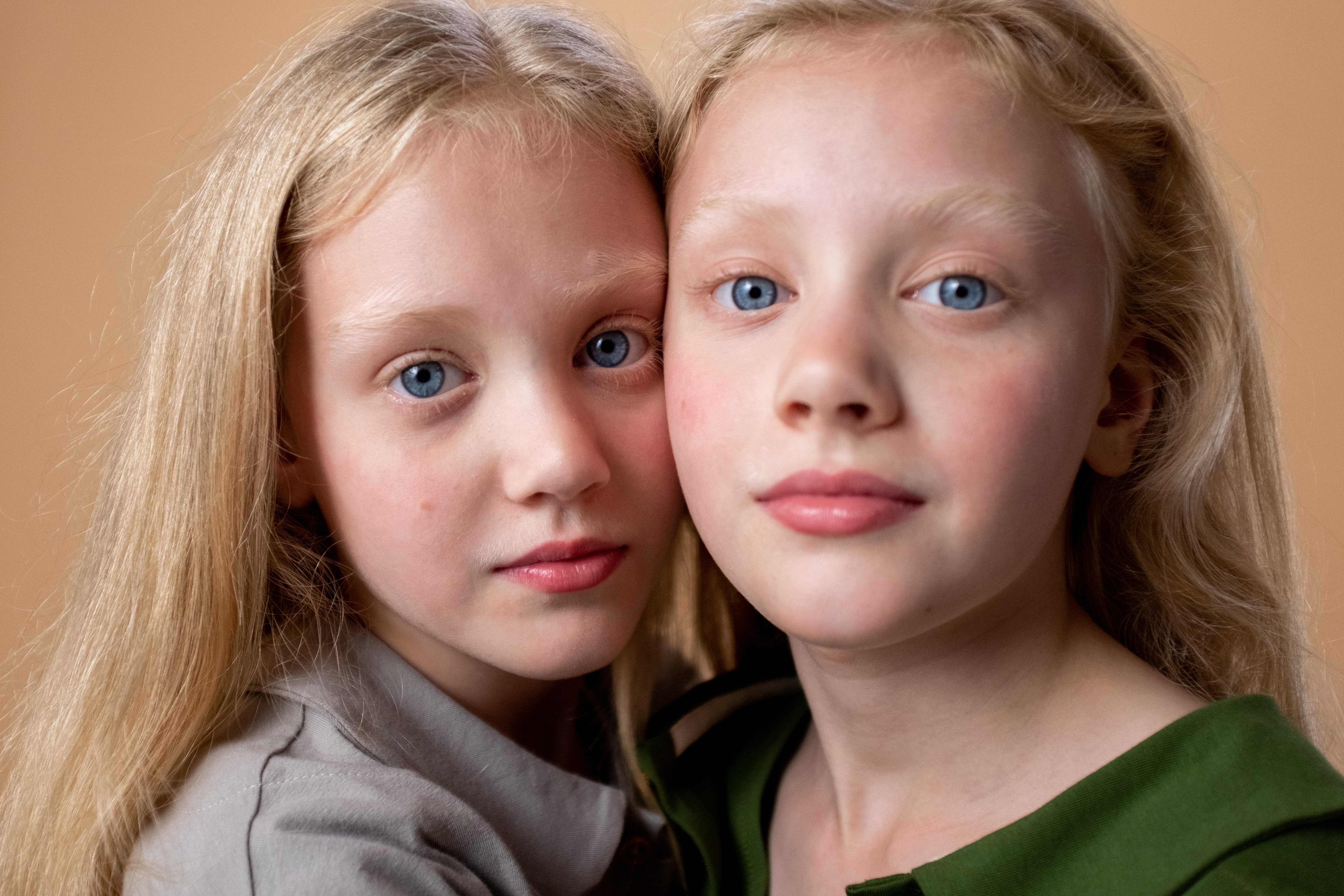 Niñas gemelas. | Foto: Pexels