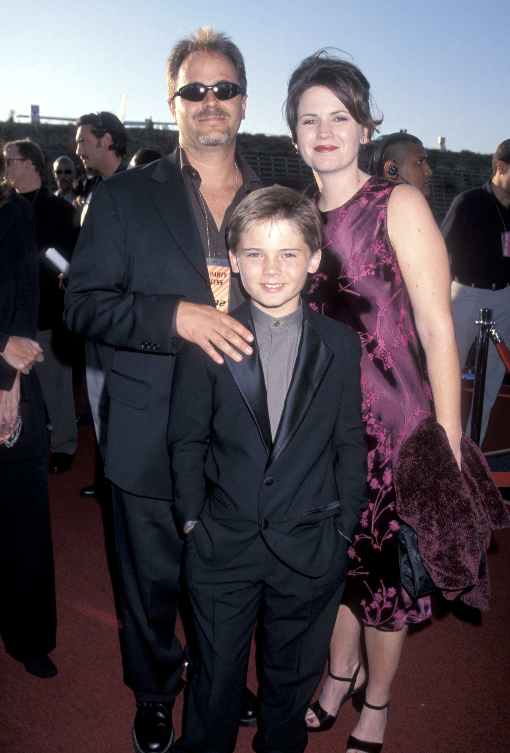 Actor Jake Lloyd and parents Lisa and William Lloyd on June 5, 1999, in Santa Monica, California. | Source: Getty Images