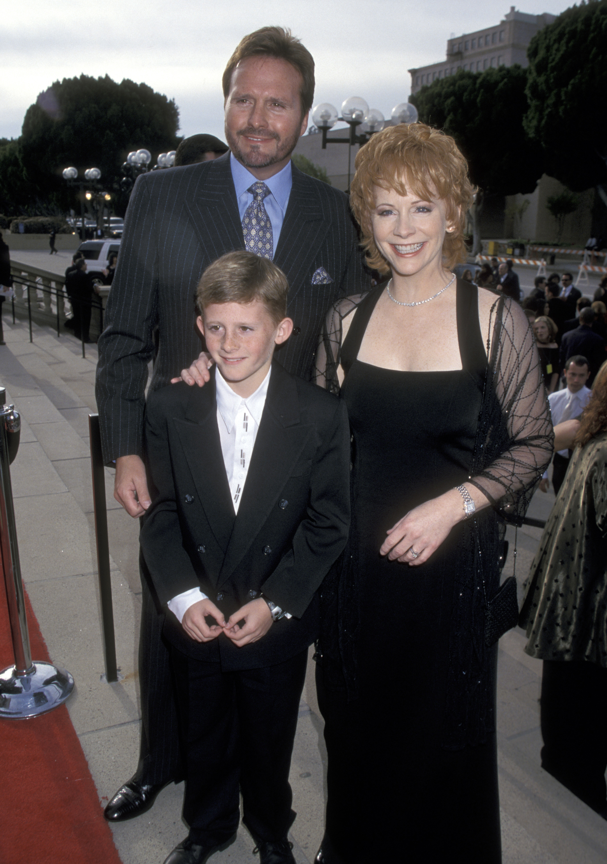 Narvel and Shelby Blackstock, and Reba McEntire at the 2000 ALMA Awards | Source: Getty Images