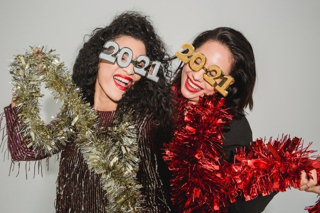 Two friends celebrating on New Year's Eve | Photo: Pexels
