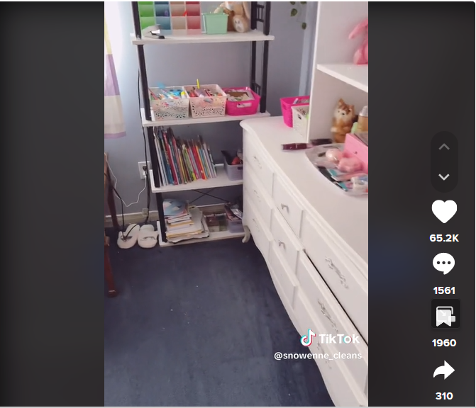 Snowenne zeigt das Zimmer ihrer jugendlichen Tochter nach der Reinigung | Quelle: tiktok.com/@snowenne_cleans