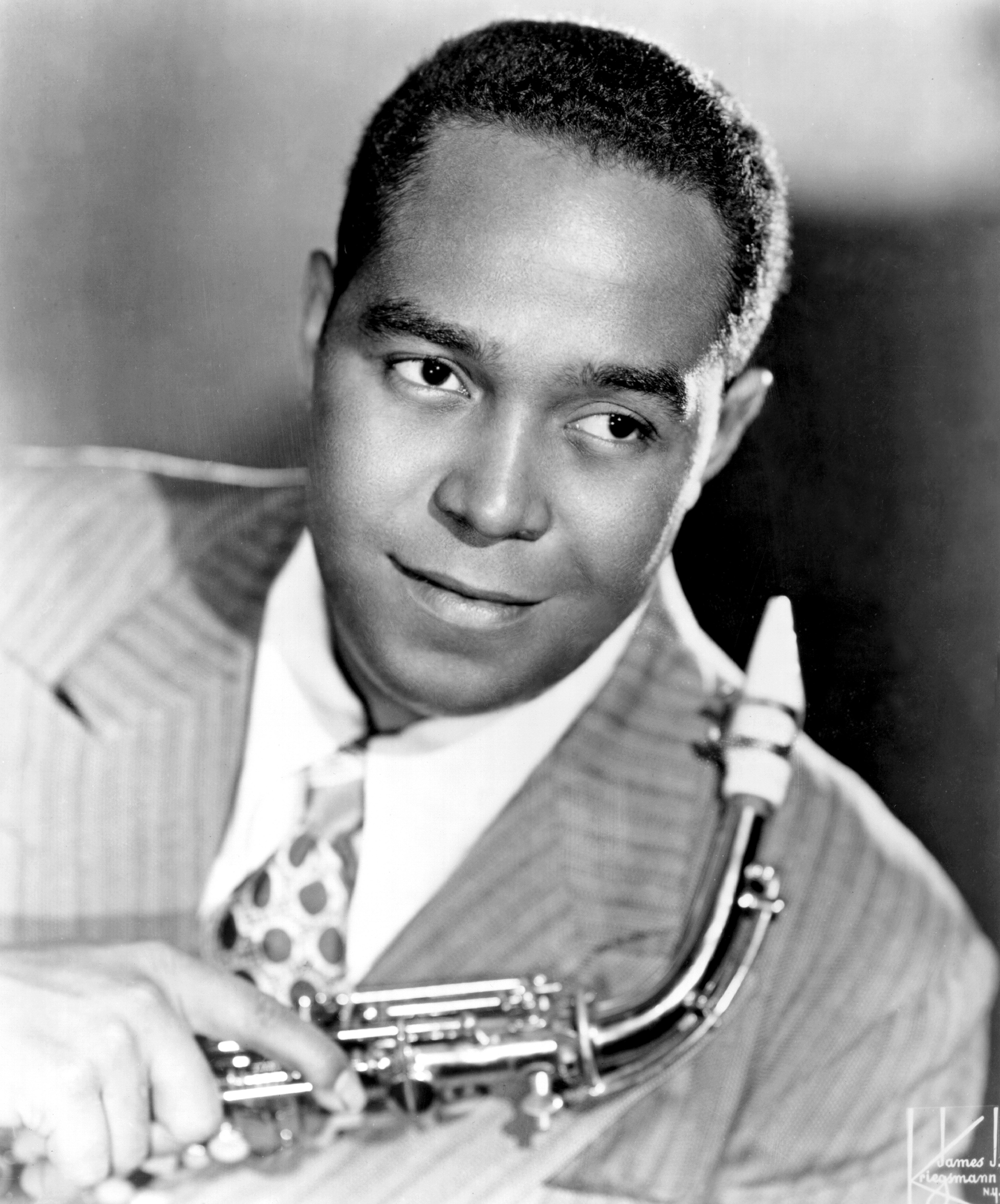 Jazz Musician Charlie Parker poses with his saxophone in the Kriegsmann Studios in New York, circa 1946. | Photo: Getty Images
