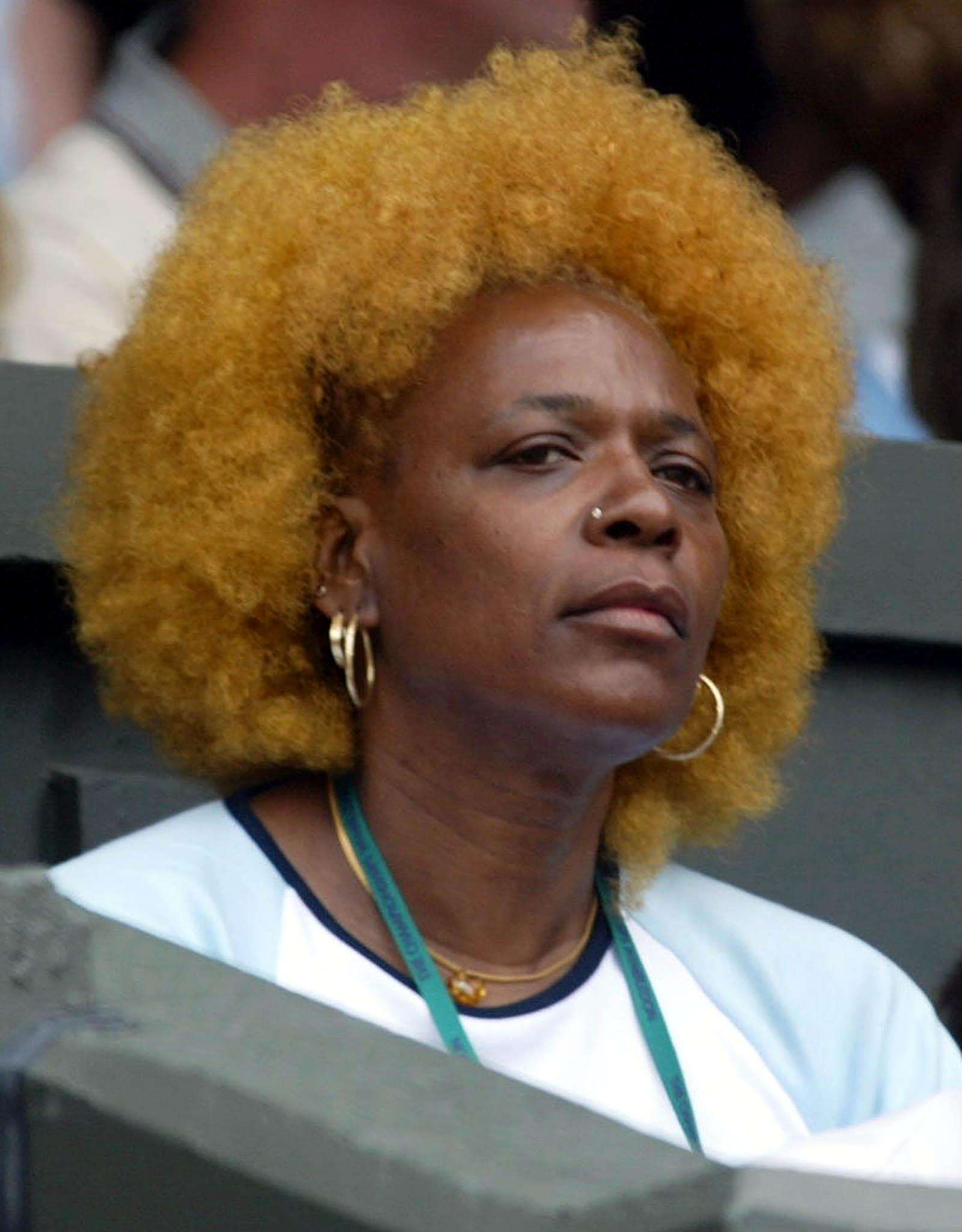Oracene Williams watches her daughter Venus playing against Jane O'Donoghue of Britain at the Wimbledon Tennis Championships, 25 June 2002. | Source: Getty Images