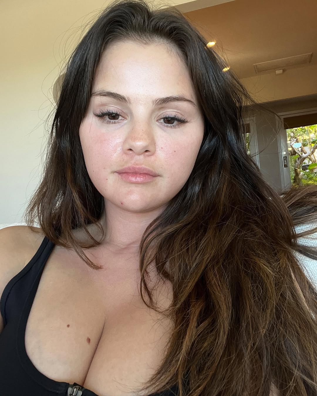 Selena Gomez shows her bareface in a selfie shot, dated March 2023 | Source: Instagram/selenagomez