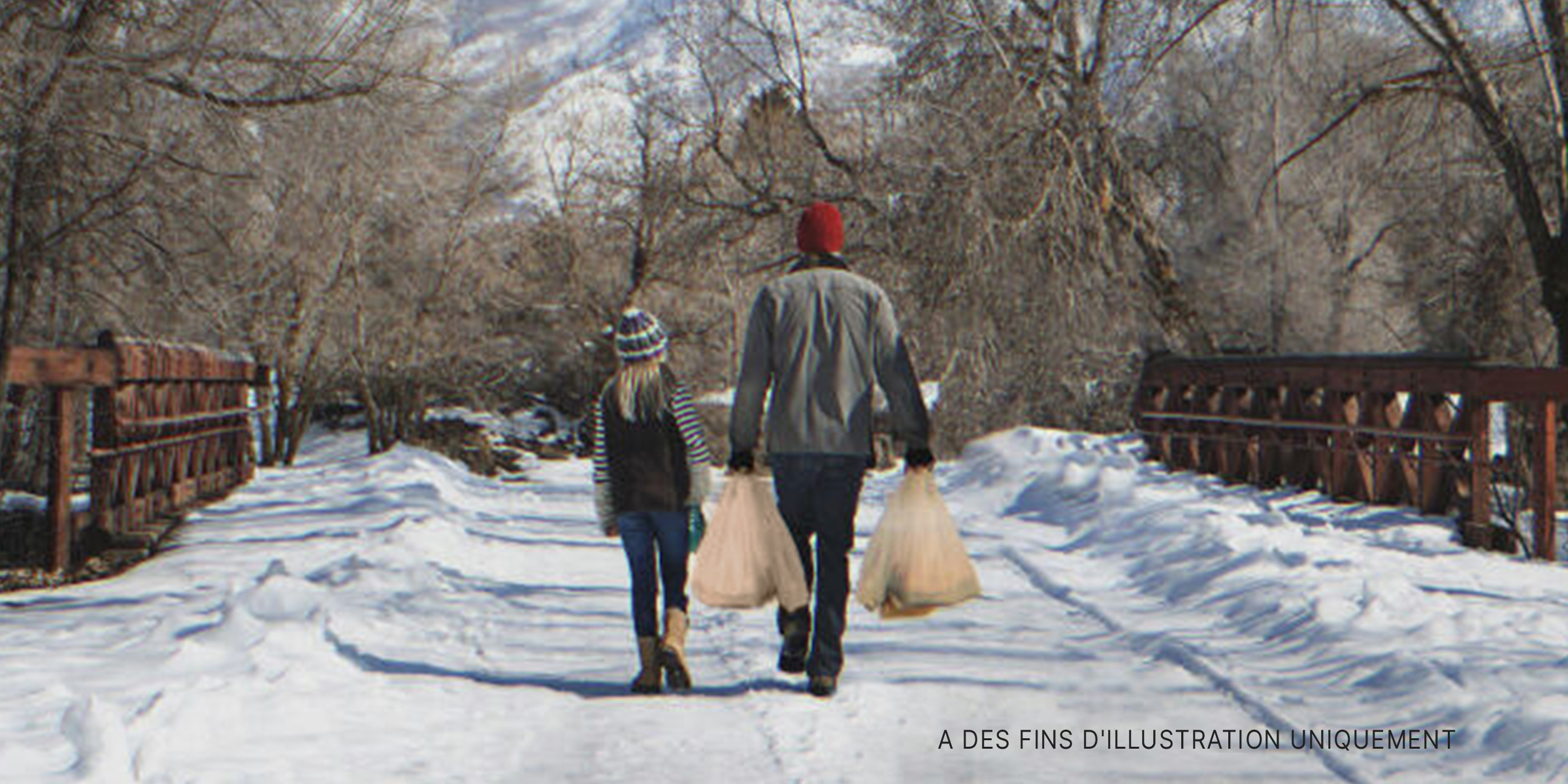 Un homme et une enfant marchant avec des courses | Source : Getty Images | Shutterstock