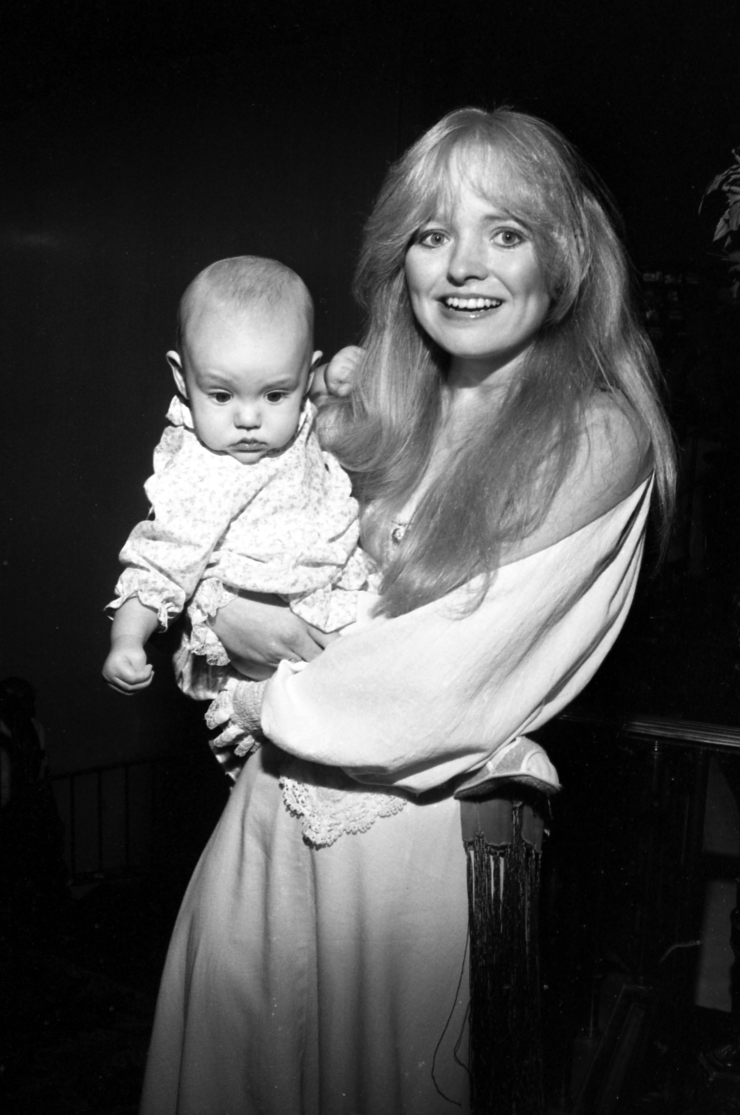 Susan Richardson photographed with her daughter circa 1980. | Source: Getty Images