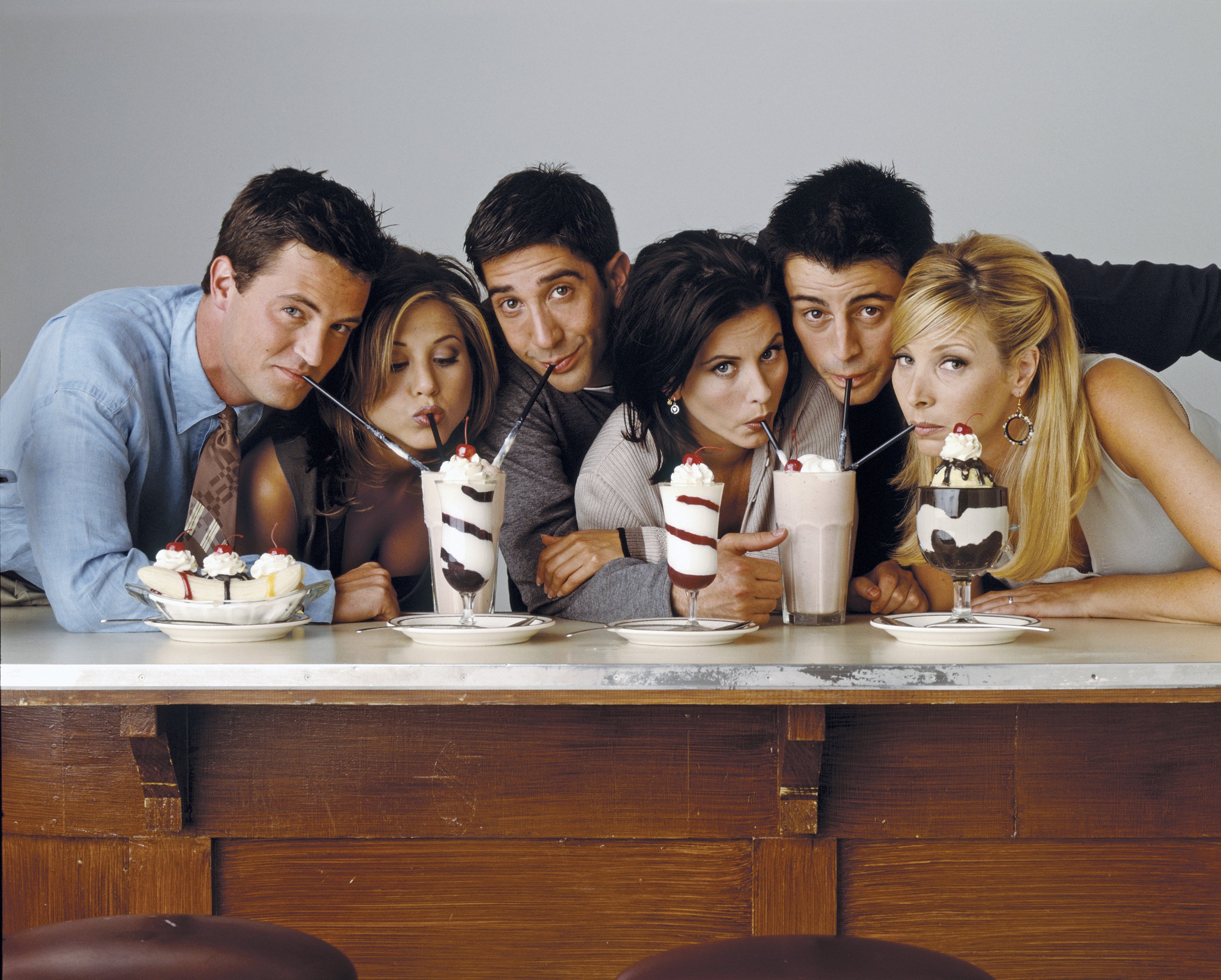 Matthew Perry als Chandler Bing, Jennifer Aniston als Rachel Green, David Schwimmer als Ross Geller, Courteney Cox als Monica Geller, Matt Le Blanc als Joey Tribbiani, Lisa Kudrow als Phoebe Buffay | Quelle: Getty Images Matthew Perry als Chandler Bing, Jennifer Aniston als Rachel Green, David Schwimmer als Ross Geller, Courteney Cox als Monica Geller, Matt Le Blanc als Joey Tribbiani, Lisa Kudrow als Phoebe Buffay | Quelle: Getty Images
