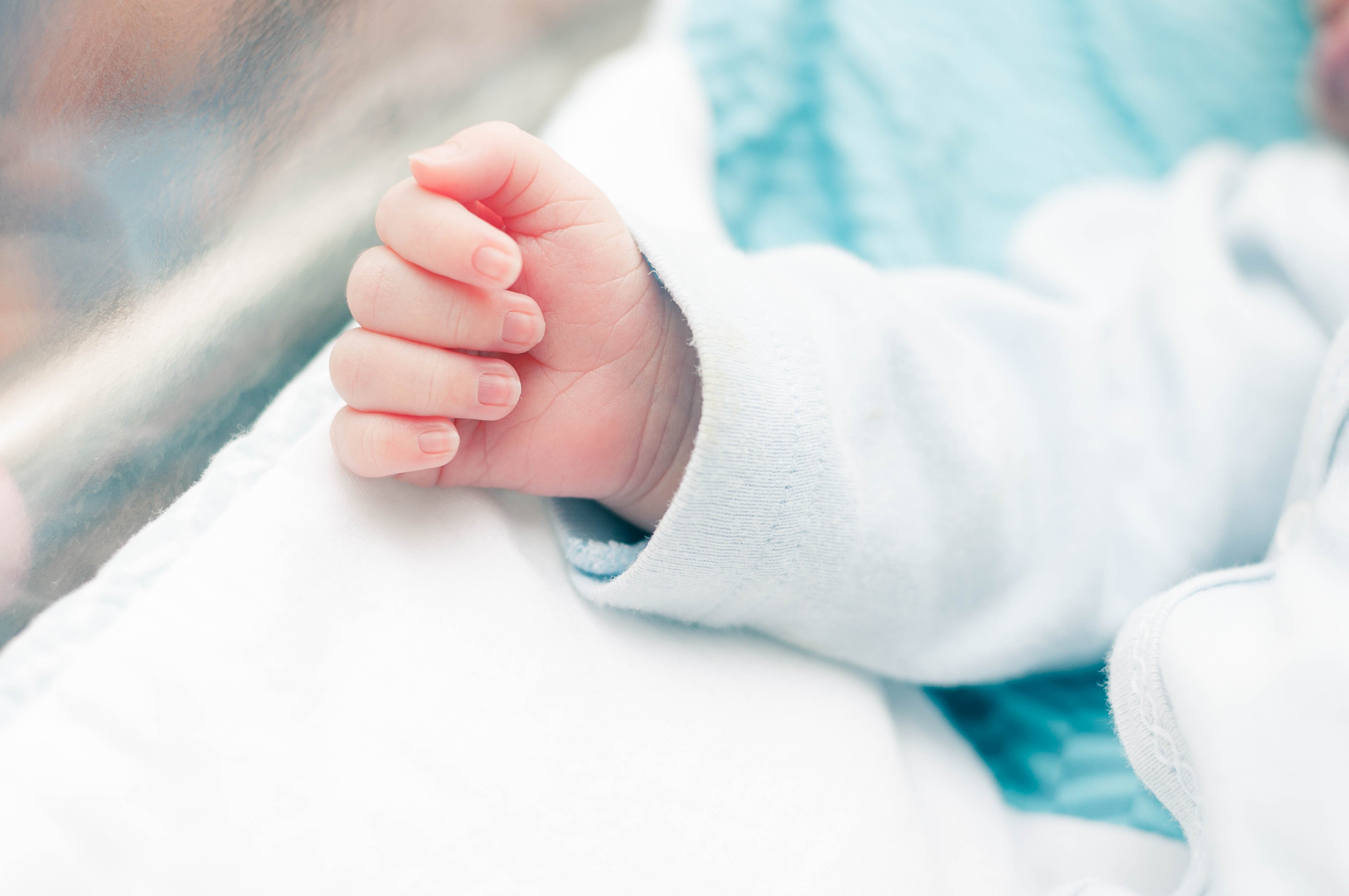 Nahaufnahme von Babyhände | Quelle: Shutterstock