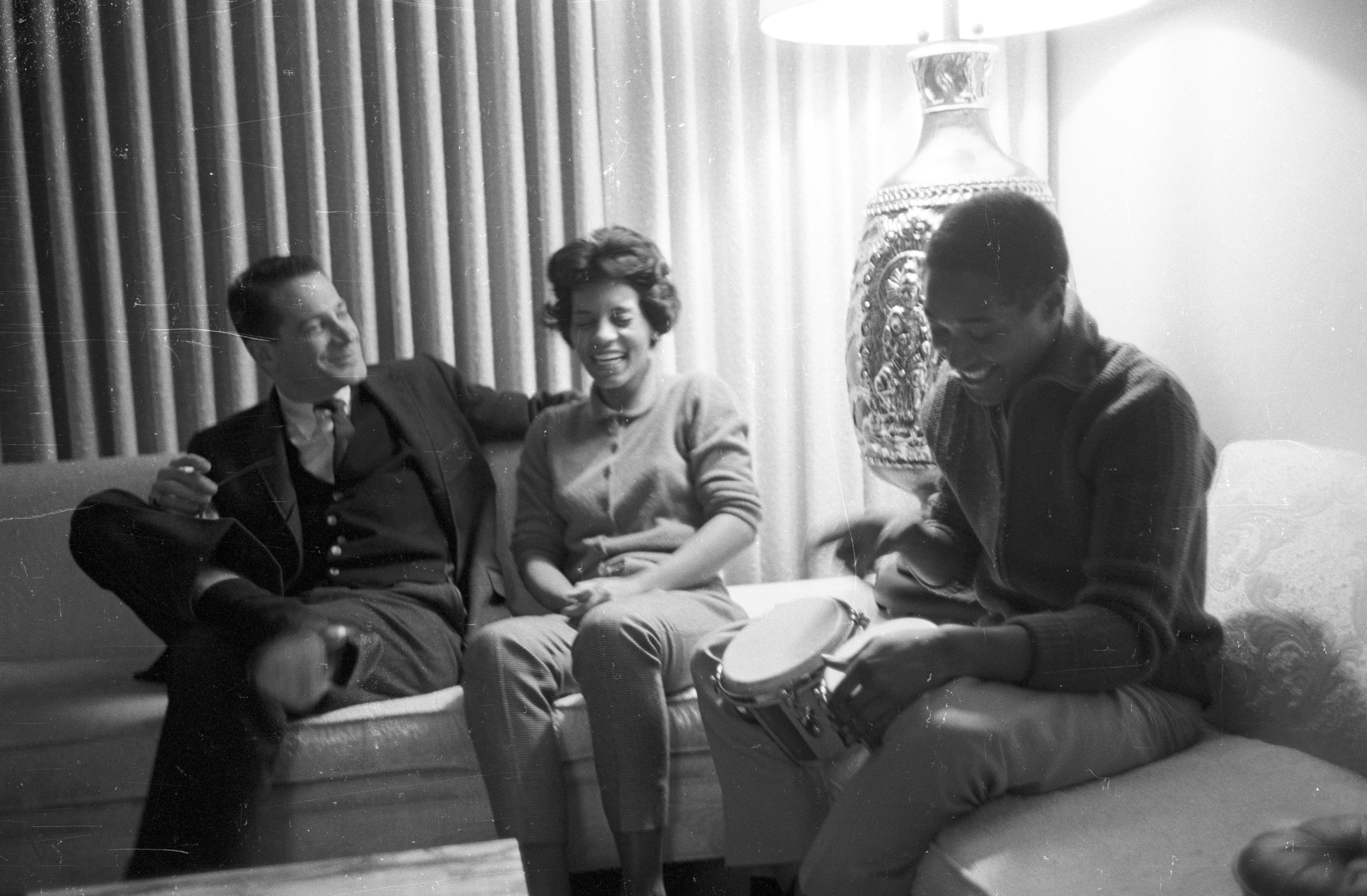 Sam and Barbara Cooke with an unidentified man on November 30, 1960, in Los Angeles, California | Source: Getty Images