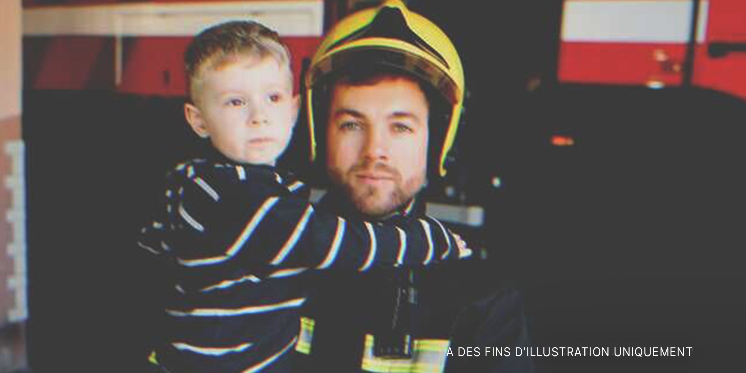 Un pompier qui porte un garçon | Source : Shutterstock